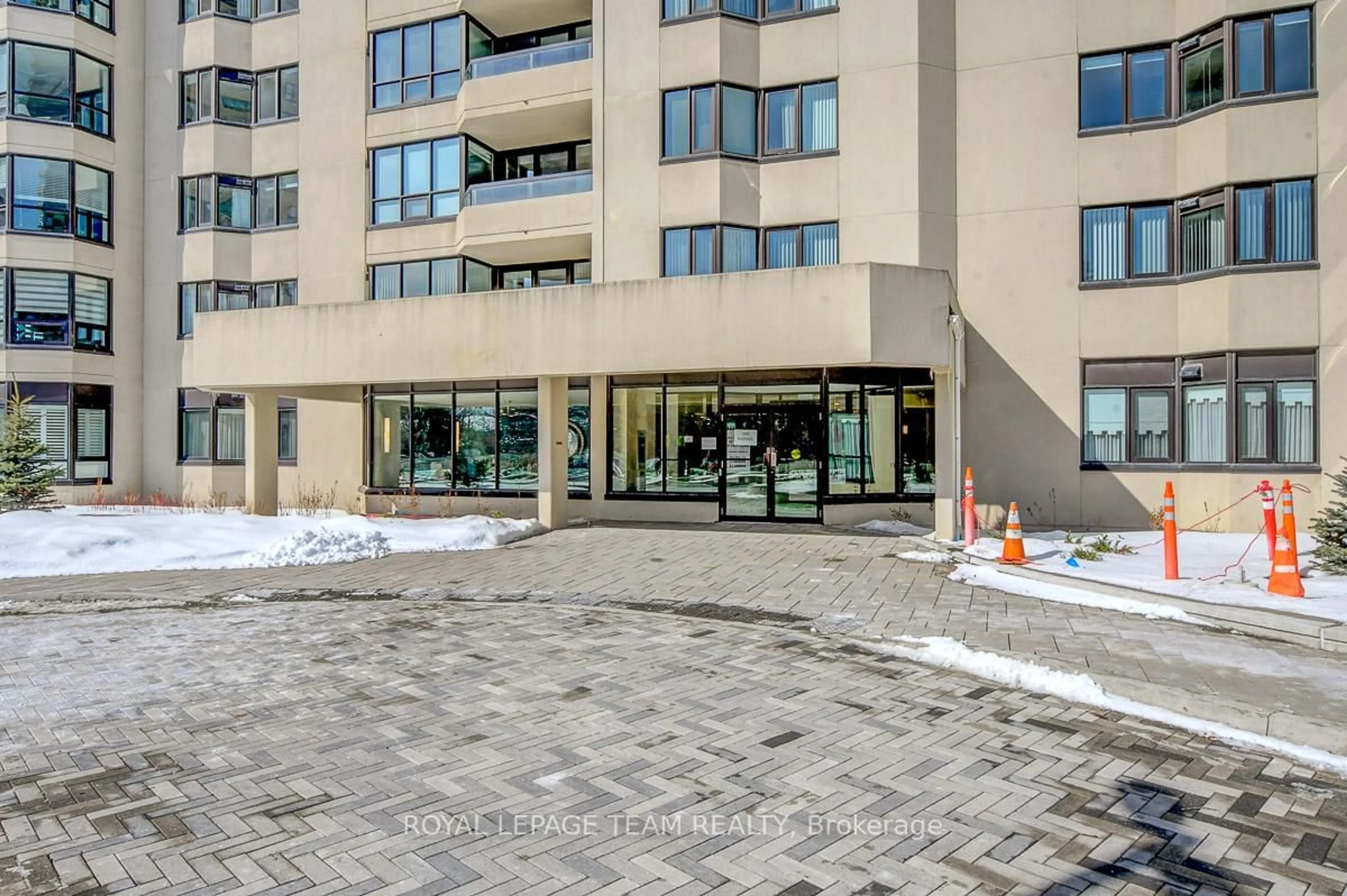 Indoor foyer for 1500 Riverside Dr #303, Alta Vista and Area Ontario K1G 4J4