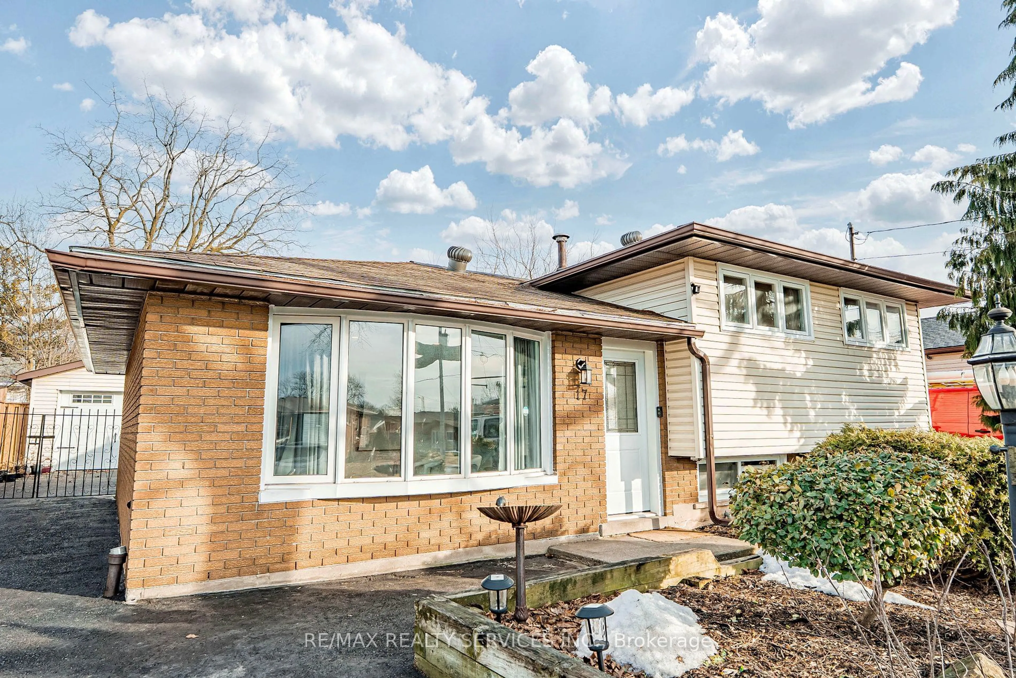 Home with brick exterior material, street for 17 Shamrock Crt, Hamilton Ontario L8V 4E2