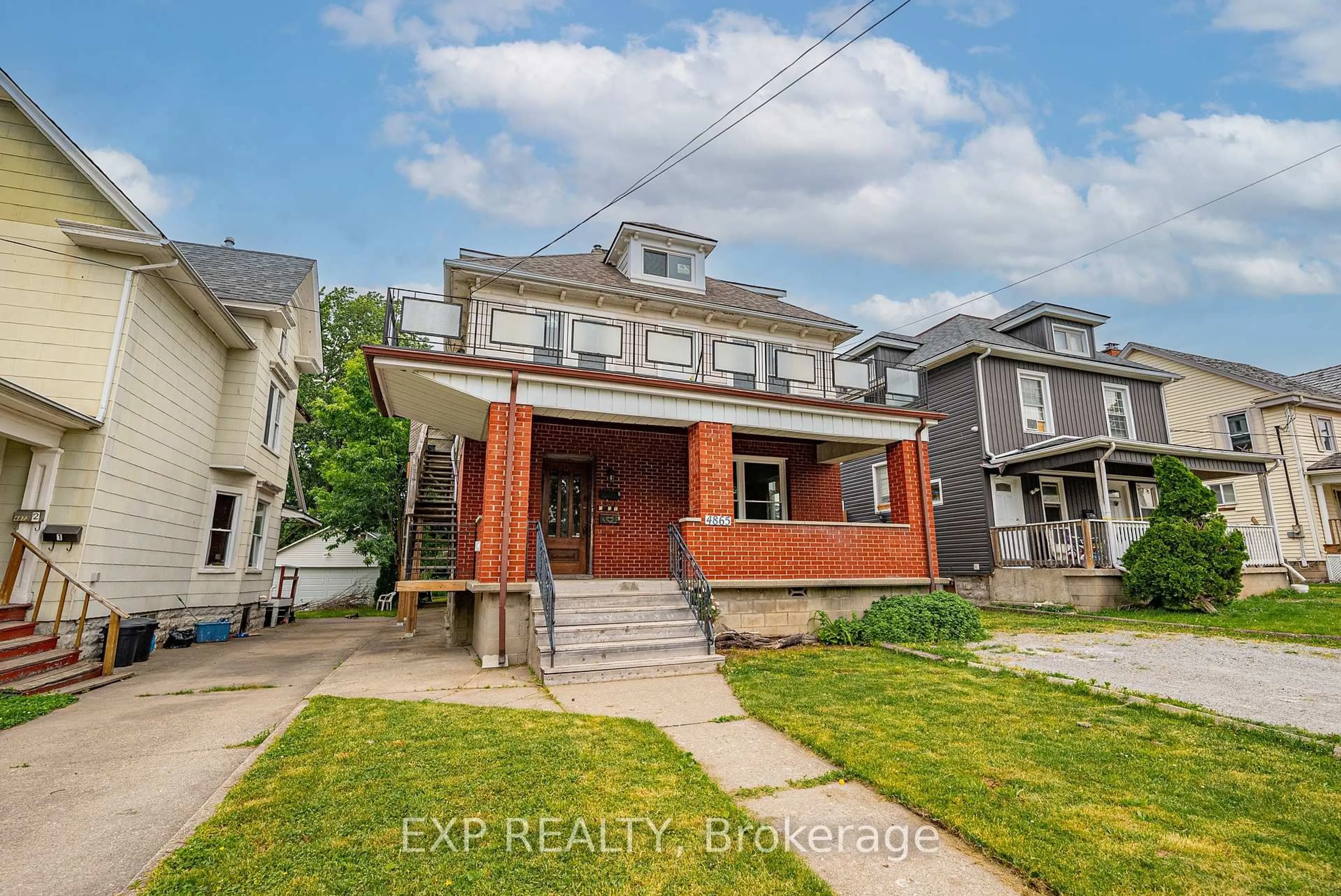 A pic from outside/outdoor area/front of a property/back of a property/a pic from drone, street for 4865 ARMOURY St, Niagara Falls Ontario L2E 1S9