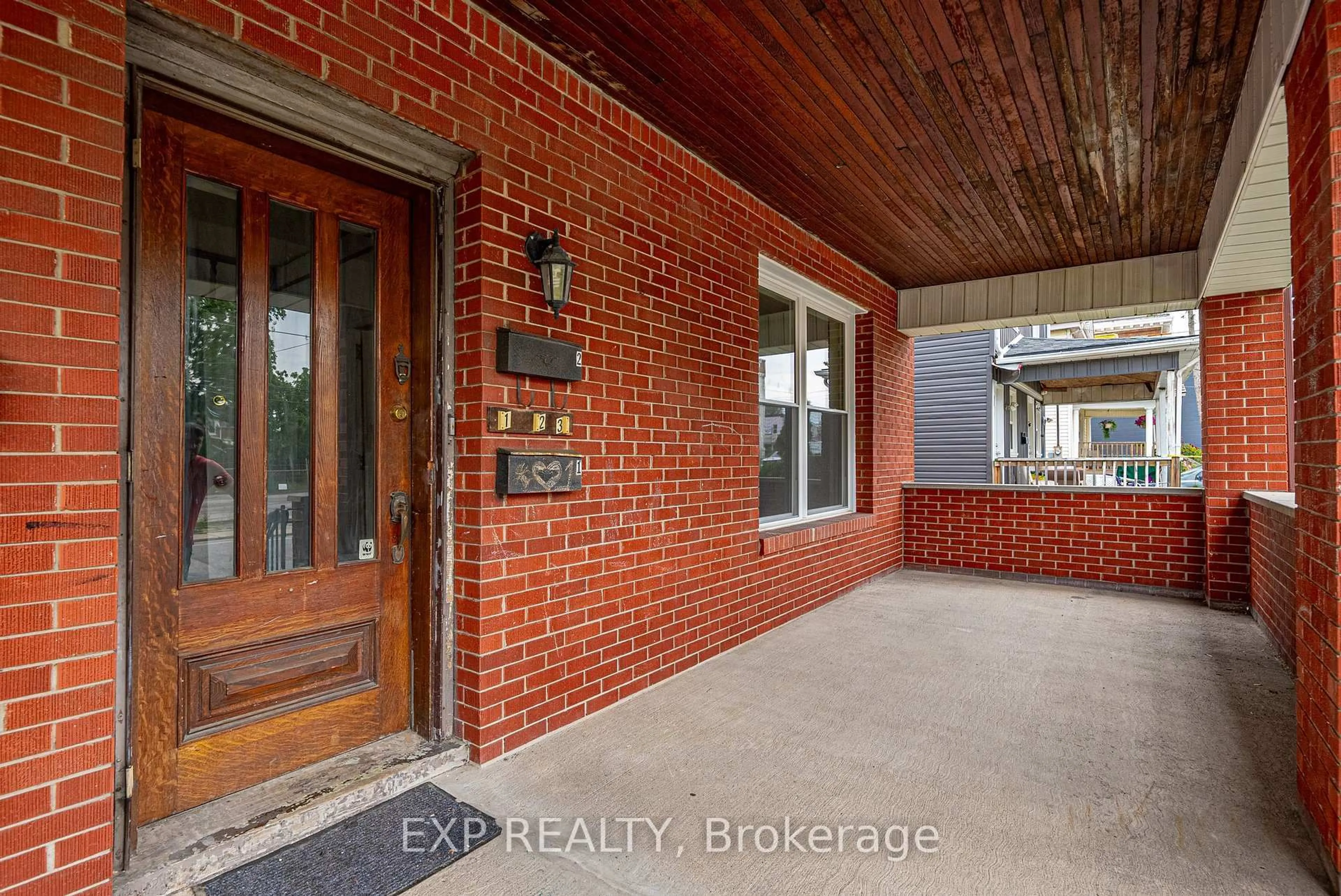 Indoor entryway for 4865 ARMOURY St, Niagara Falls Ontario L2E 1S9