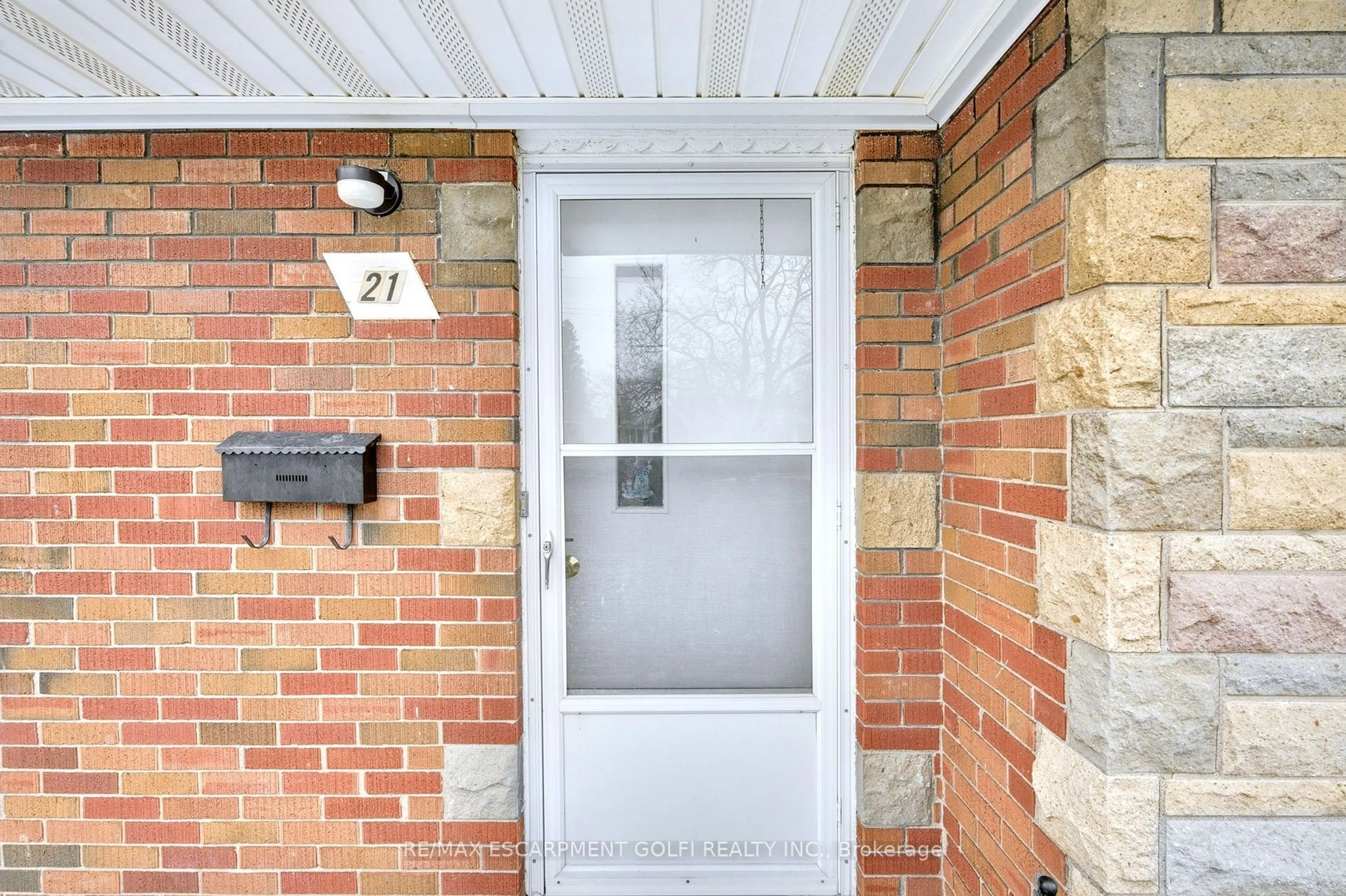 Indoor entryway for 21 Fawell Ave, St. Catharines Ontario L2S 2V5