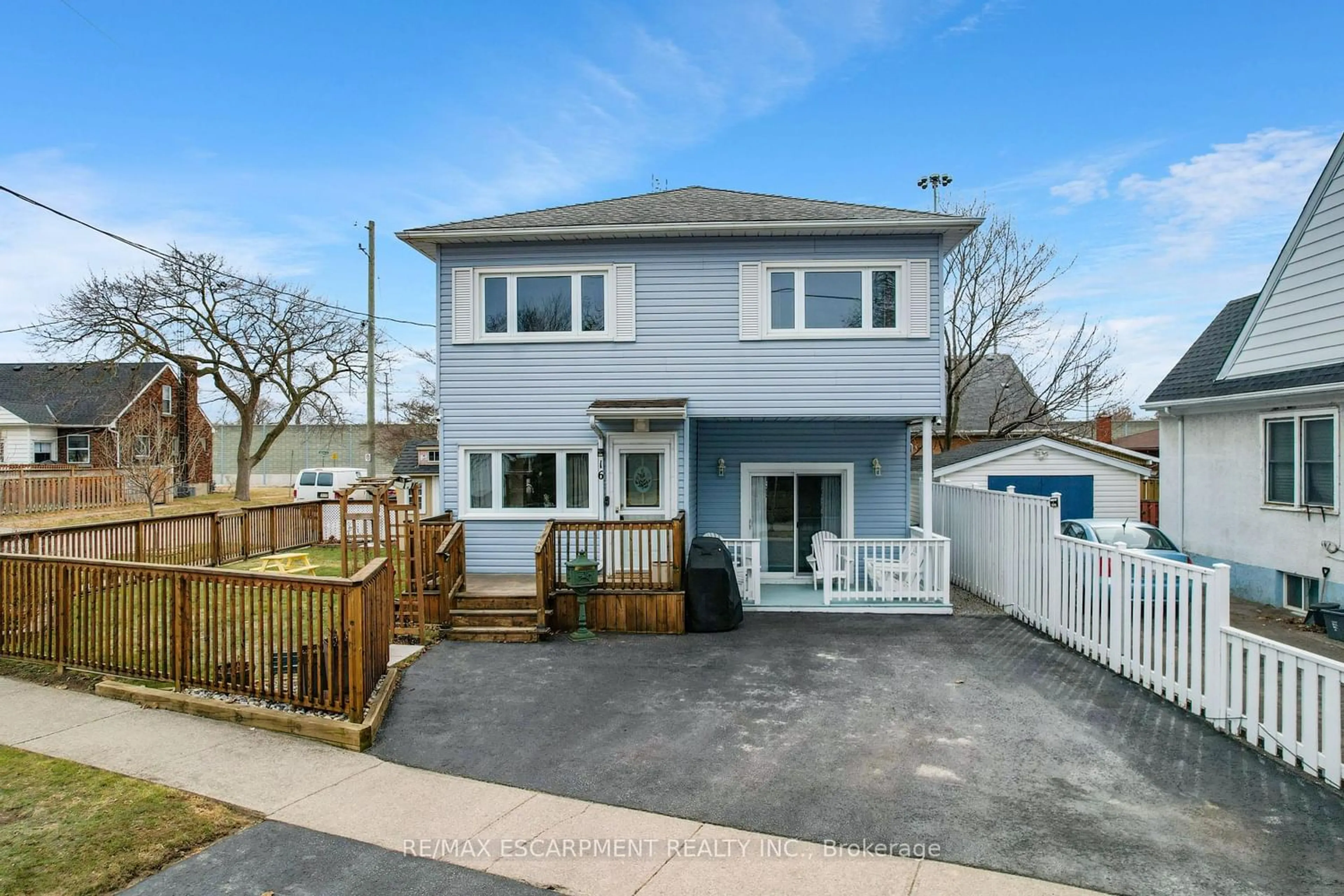 A pic from outside/outdoor area/front of a property/back of a property/a pic from drone, street for 16 Kingsway Cres, St. Catharines Ontario L2N 1A6