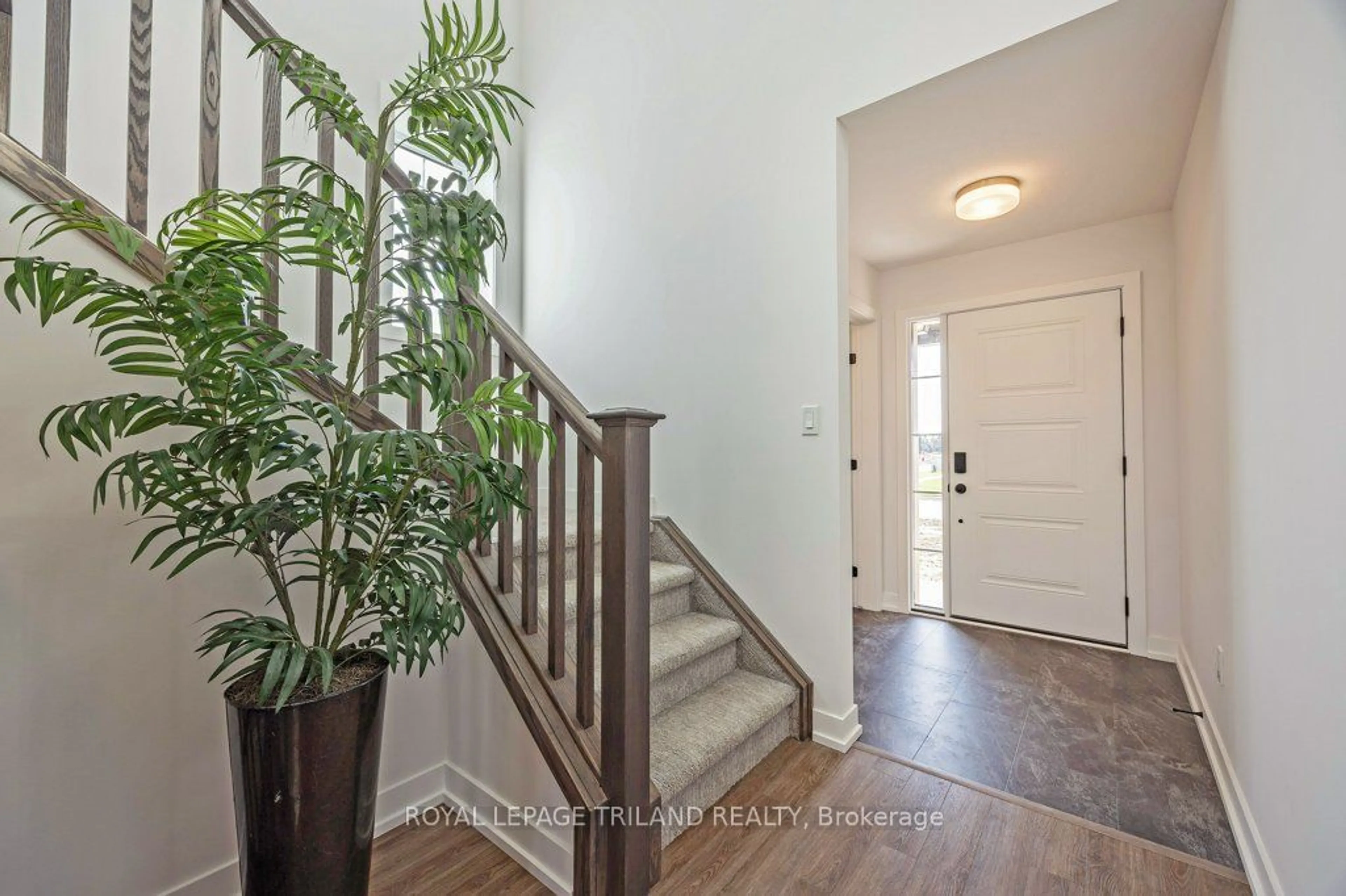 Indoor entryway for 57 SILVERLEAF Path, St. Thomas Ontario N5R 0N7