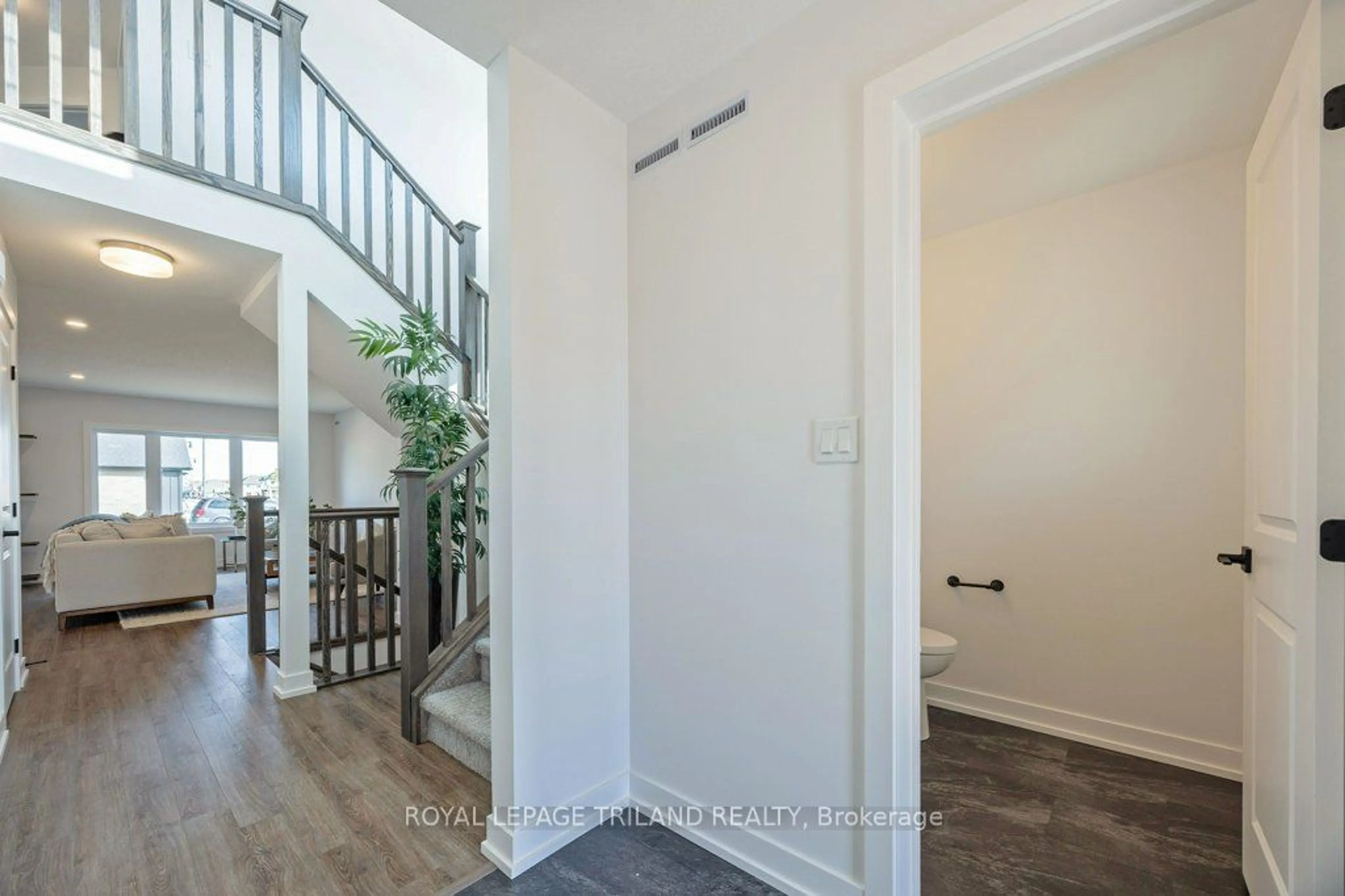 Indoor entryway for 57 SILVERLEAF Path, St. Thomas Ontario N5R 0N7