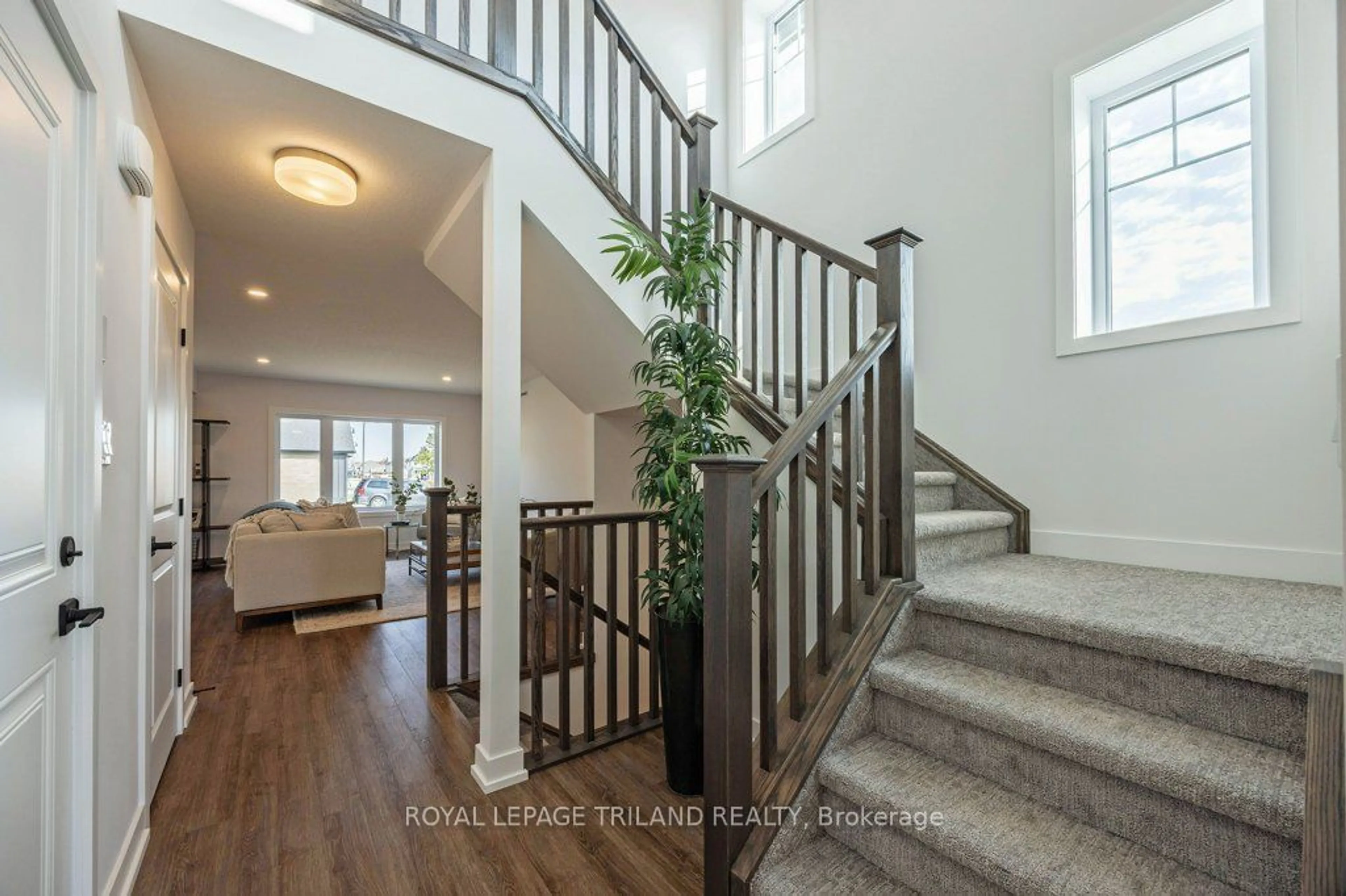 Indoor entryway for 57 SILVERLEAF Path, St. Thomas Ontario N5R 0N7