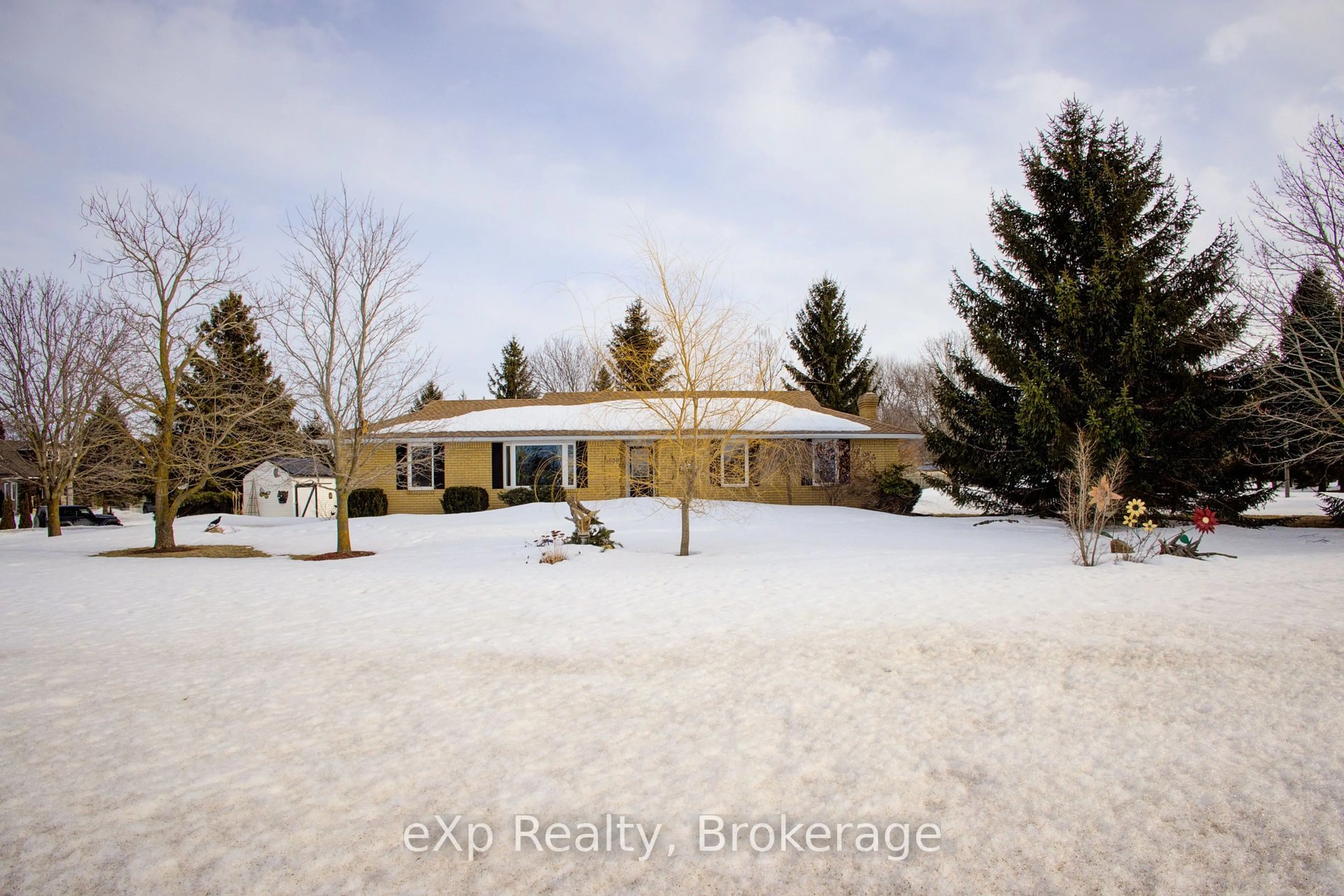 A pic from outside/outdoor area/front of a property/back of a property/a pic from drone, street for 1020 Main St, Howick Ontario N0G 2X0