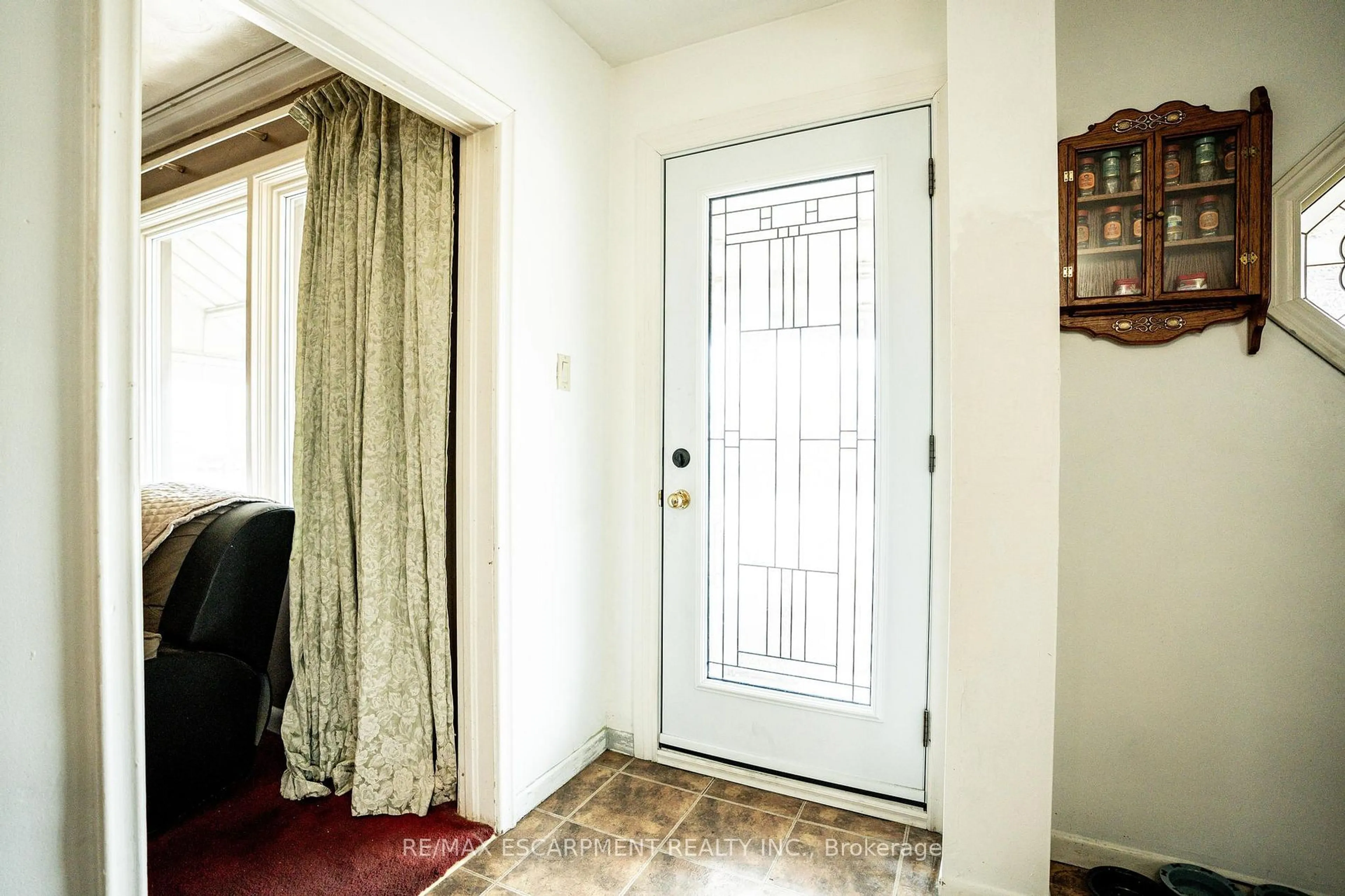 Indoor entryway for 21 Shynal Ave, Hamilton Ontario L8G 6J9