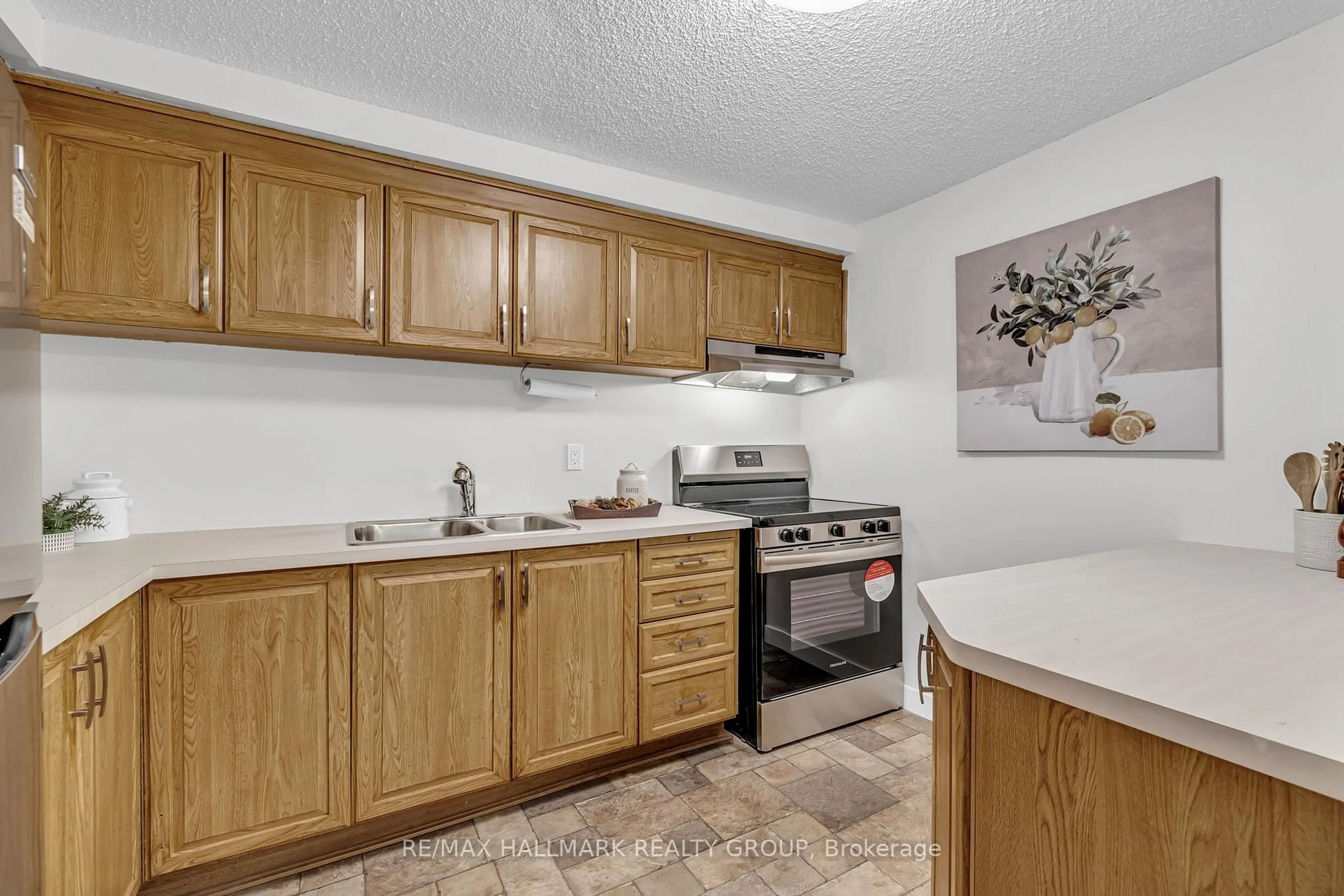 Standard kitchen, unknown for 158B MCARTHUR Ave #1906, Ottawa Ontario K1L 8C9