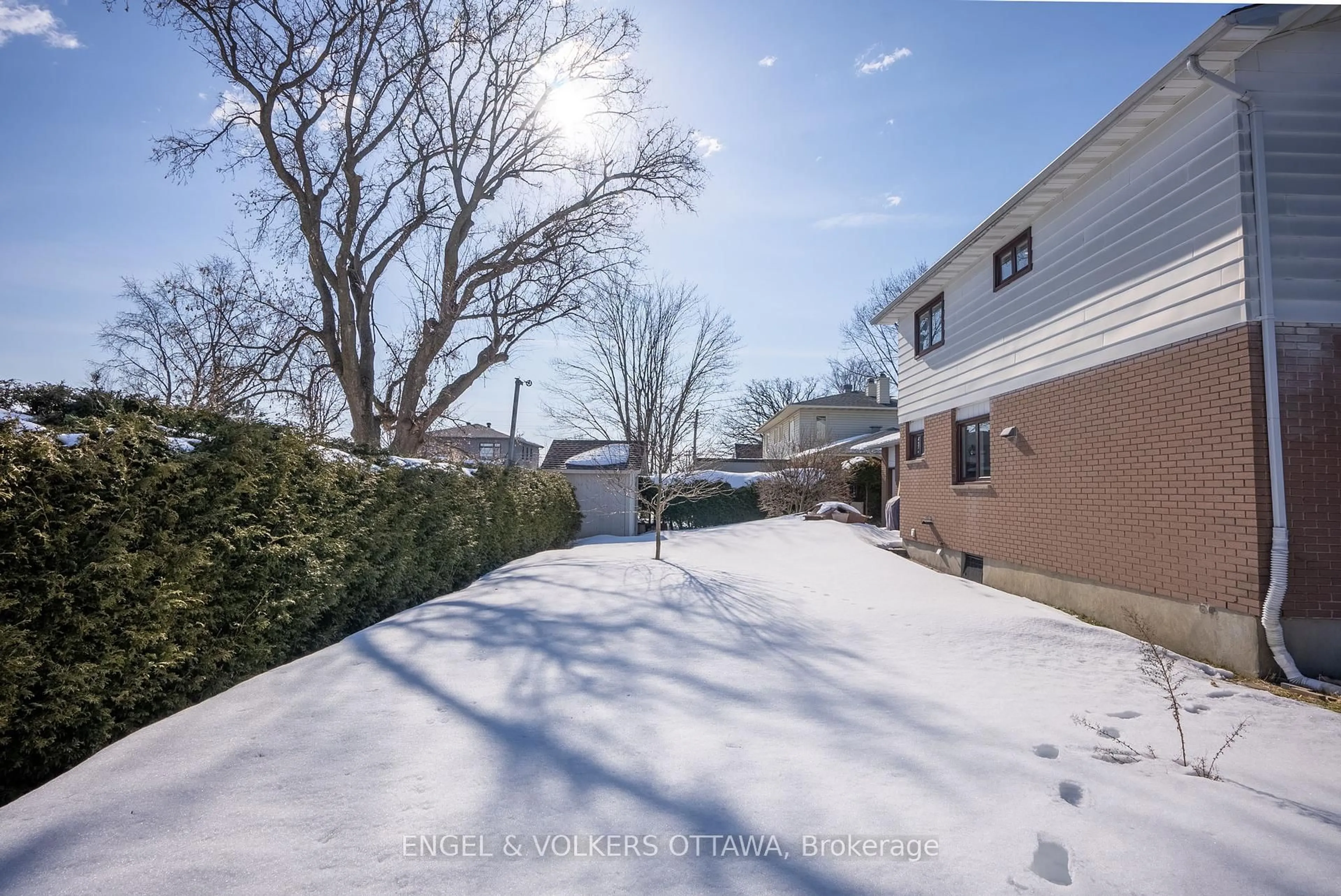 A pic from outside/outdoor area/front of a property/back of a property/a pic from drone, street for 25 Phillip Dr, Nepean Ontario K2E 6R6