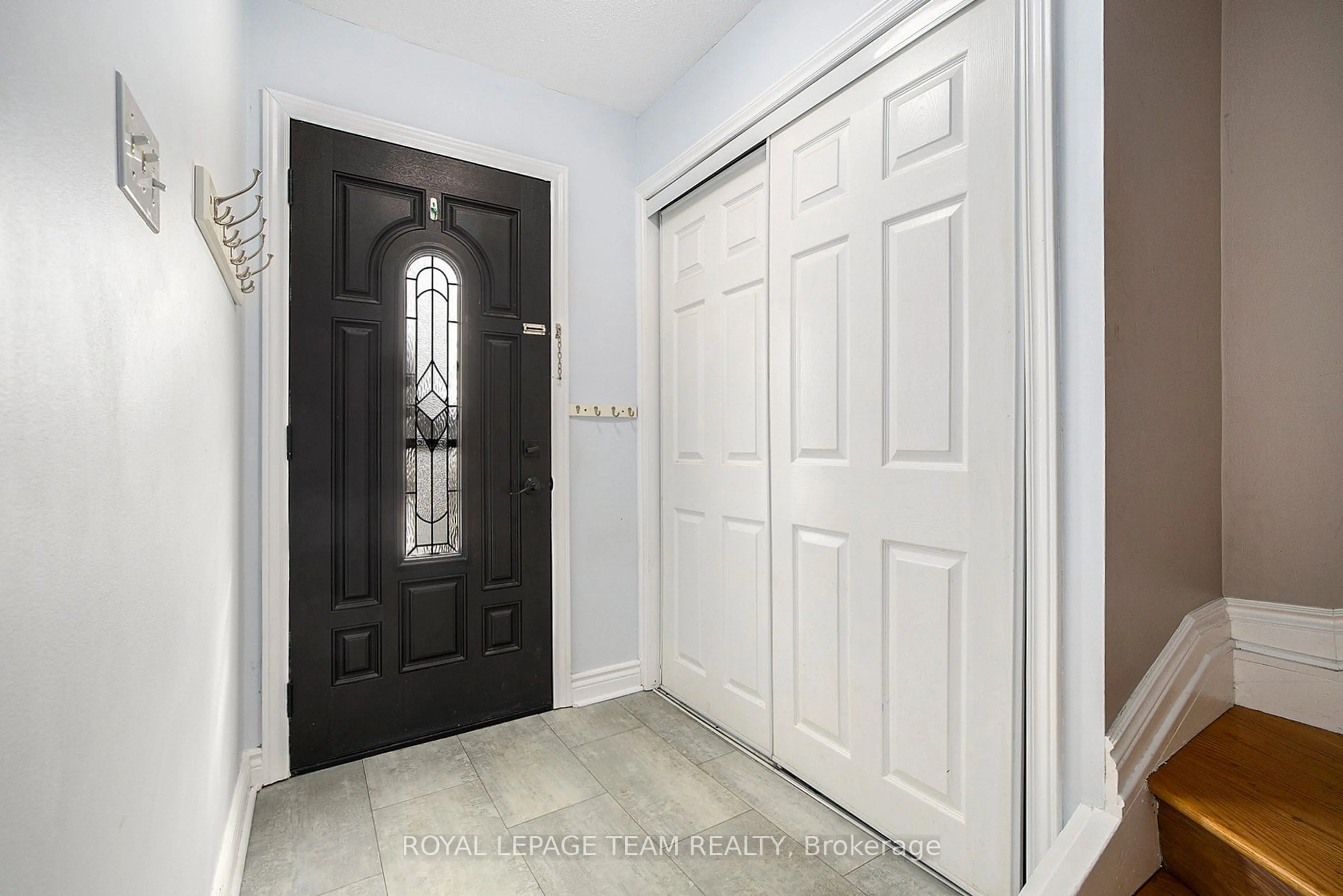 Indoor entryway for 11 Foxfield Dr, Barrhaven Ontario K2J 1K5