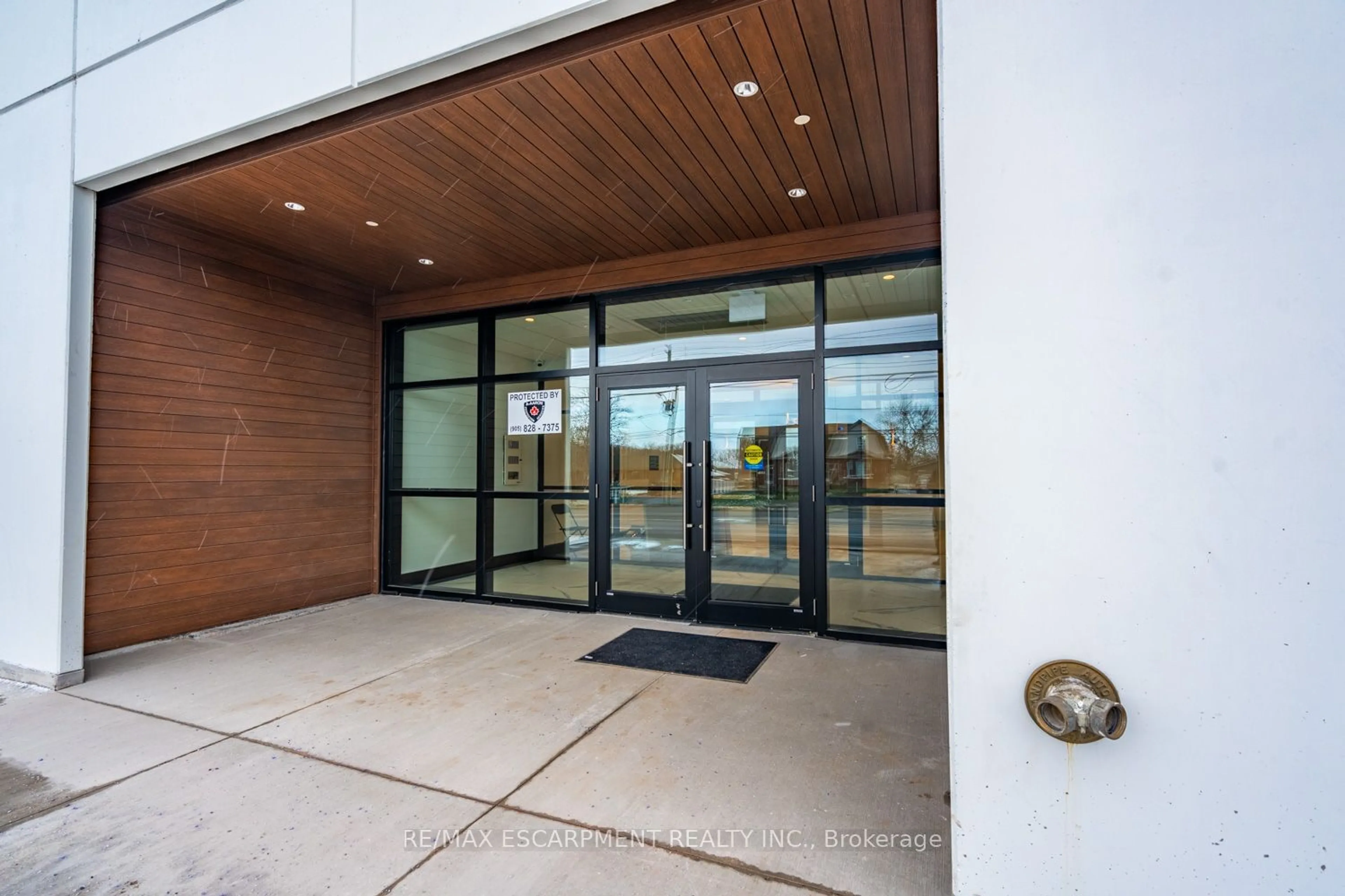 Indoor foyer for 1936 Rymal Rd #213, Hamilton Ontario L0R 1P0