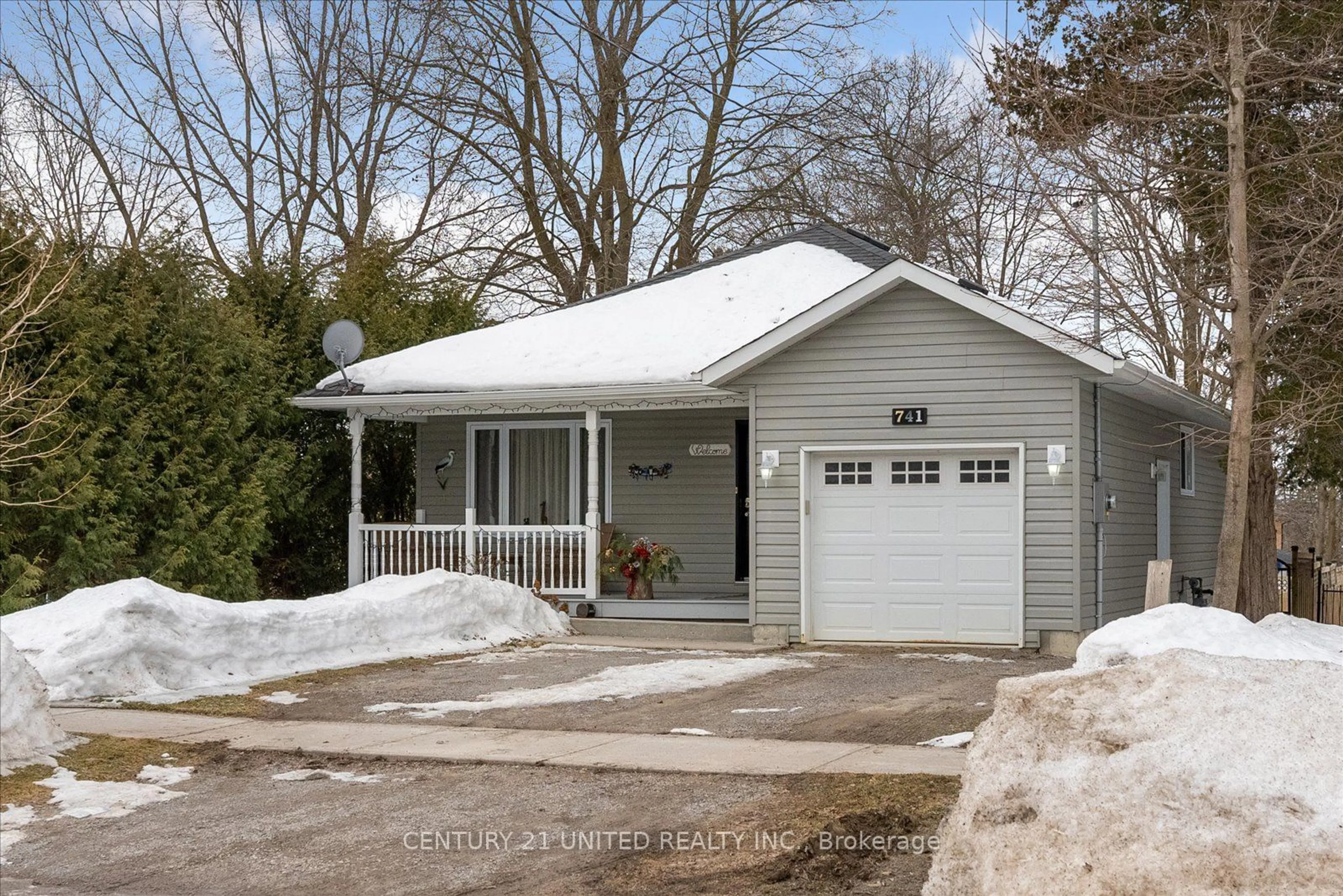 Home with vinyl exterior material, street for 741 Bethune St, Peterborough North Ontario K9H 4A5