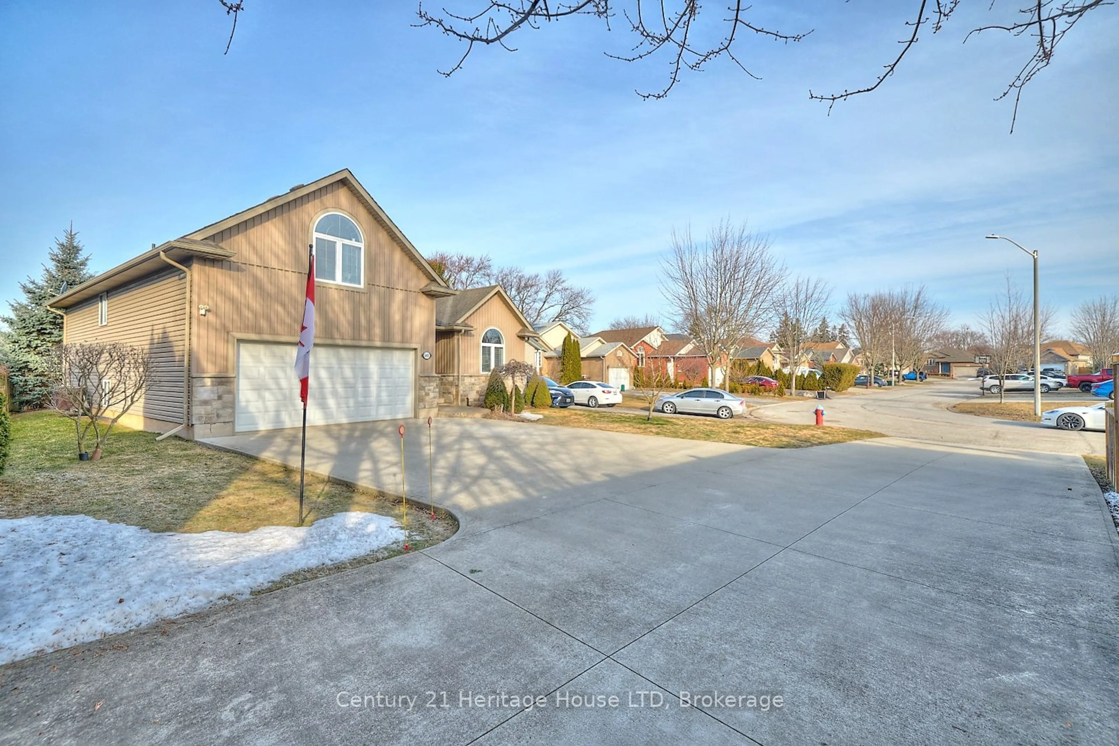 A pic from outside/outdoor area/front of a property/back of a property/a pic from drone, street for 6405 Graham St, Niagara Falls Ontario L2H 3M6