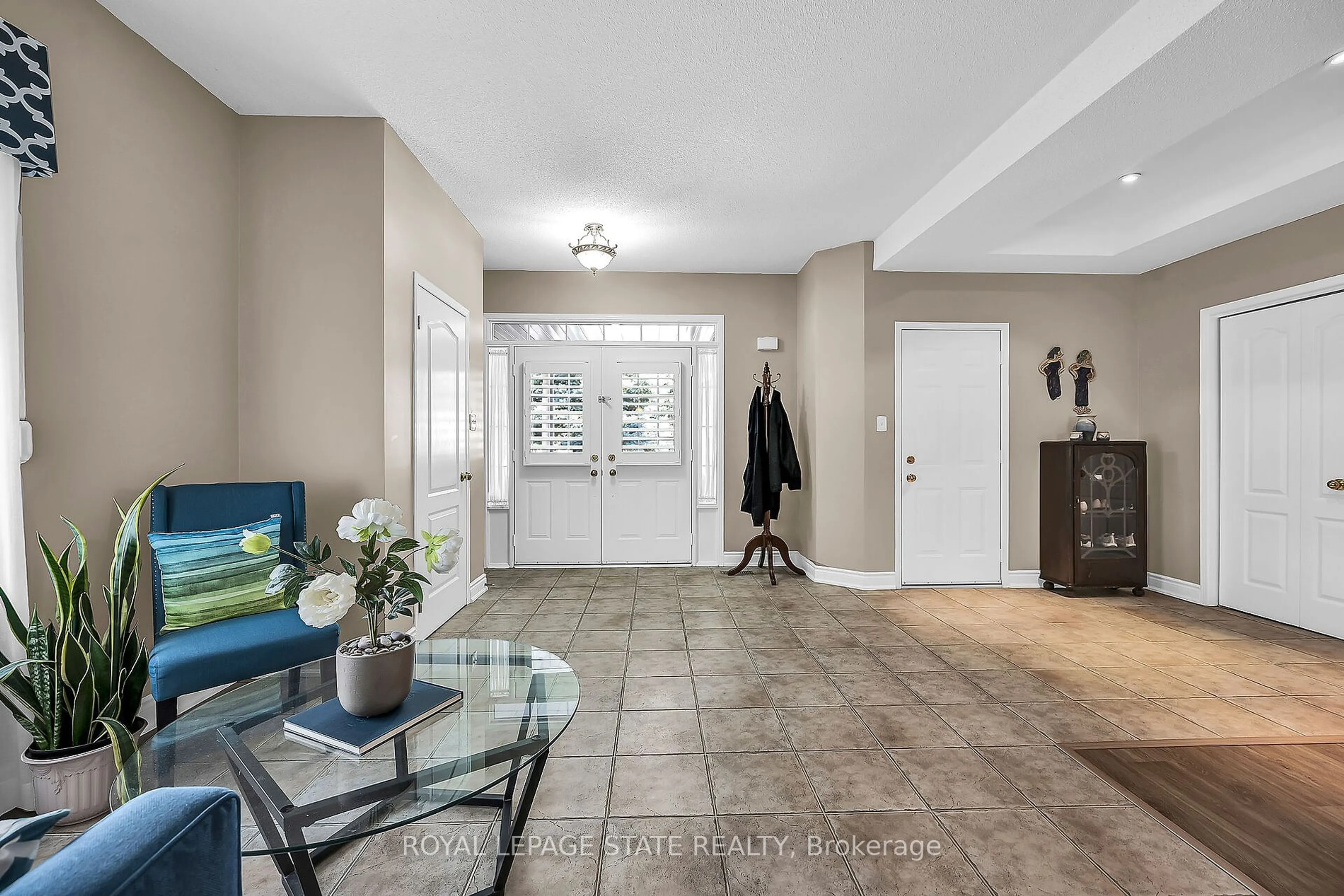 Indoor entryway for 22 Pinto Dr, Hamilton Ontario L9K 1L2