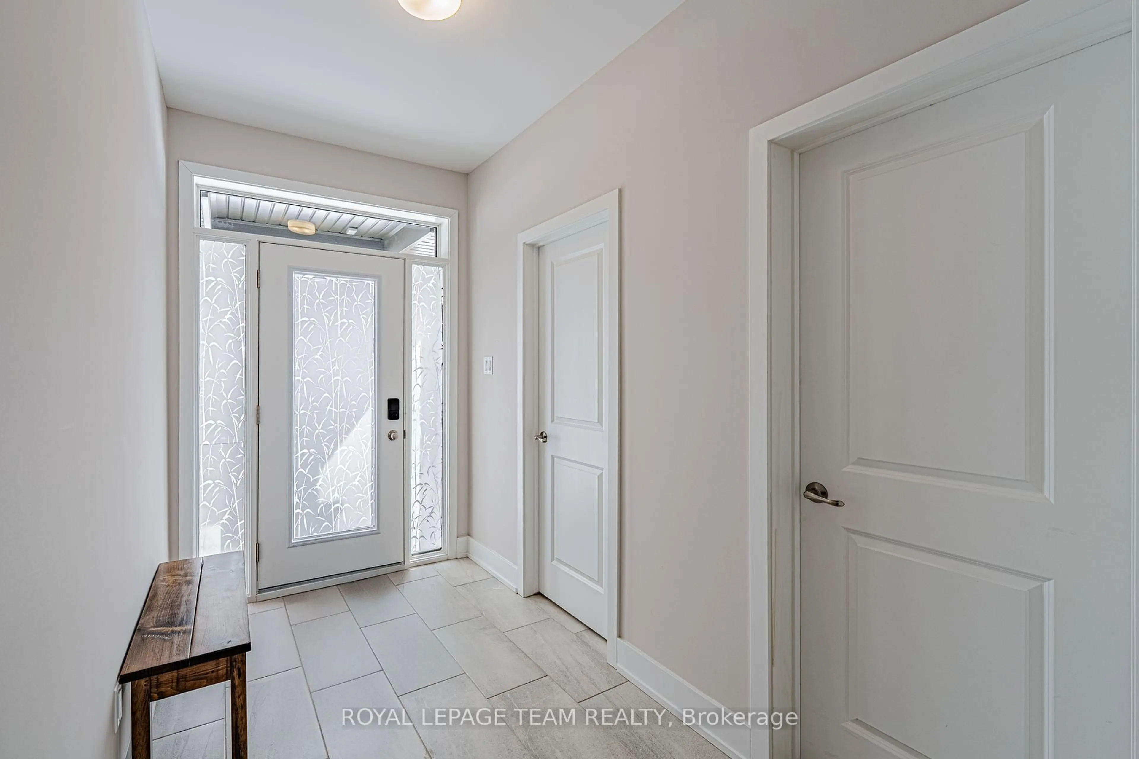 Indoor entryway for 863 Moonrise Terr, Barrhaven Ontario K2J 6T1