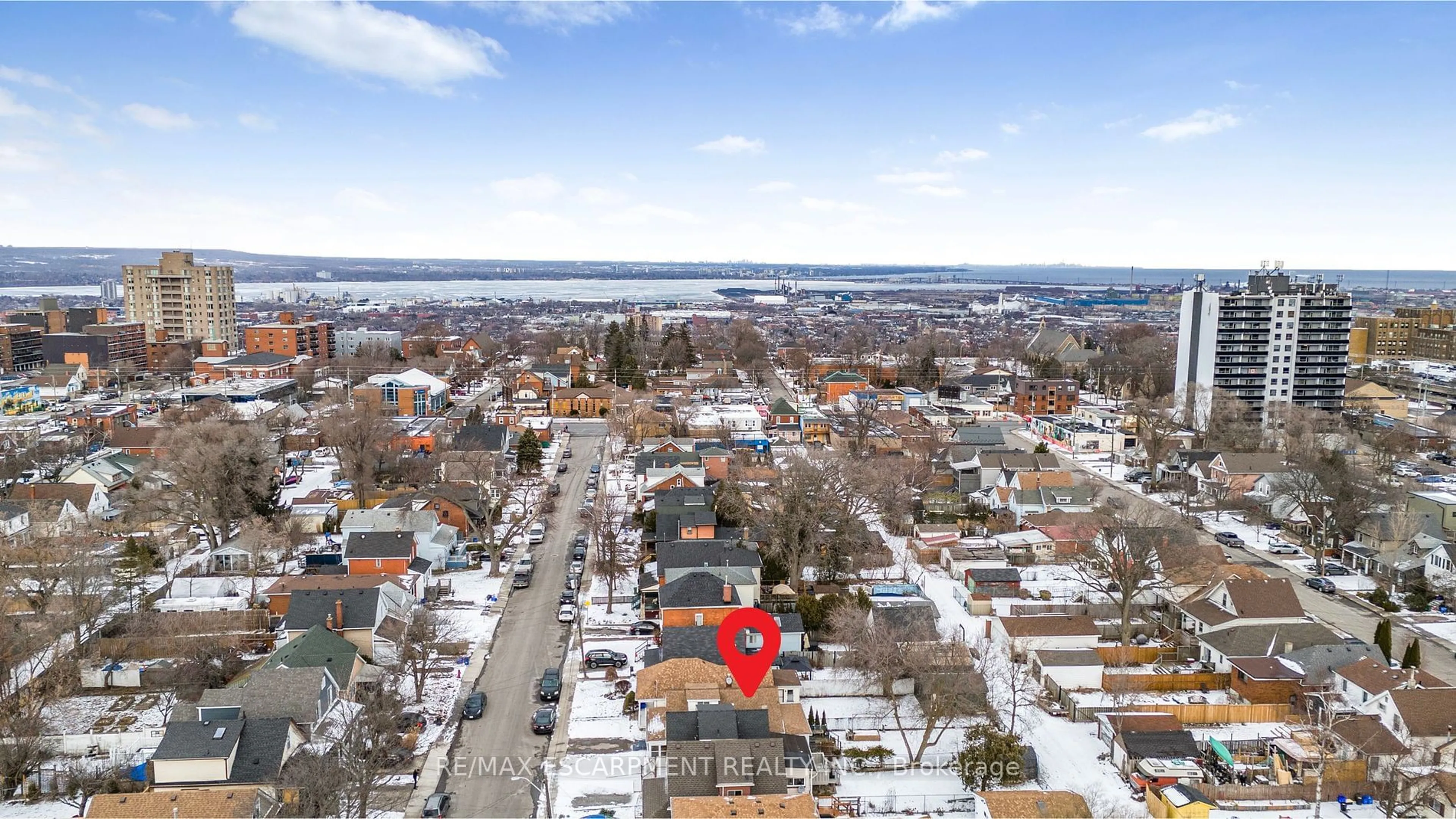 A pic from outside/outdoor area/front of a property/back of a property/a pic from drone, city buildings view from balcony for 37 East 23rd St, Hamilton Ontario L8V 2W5