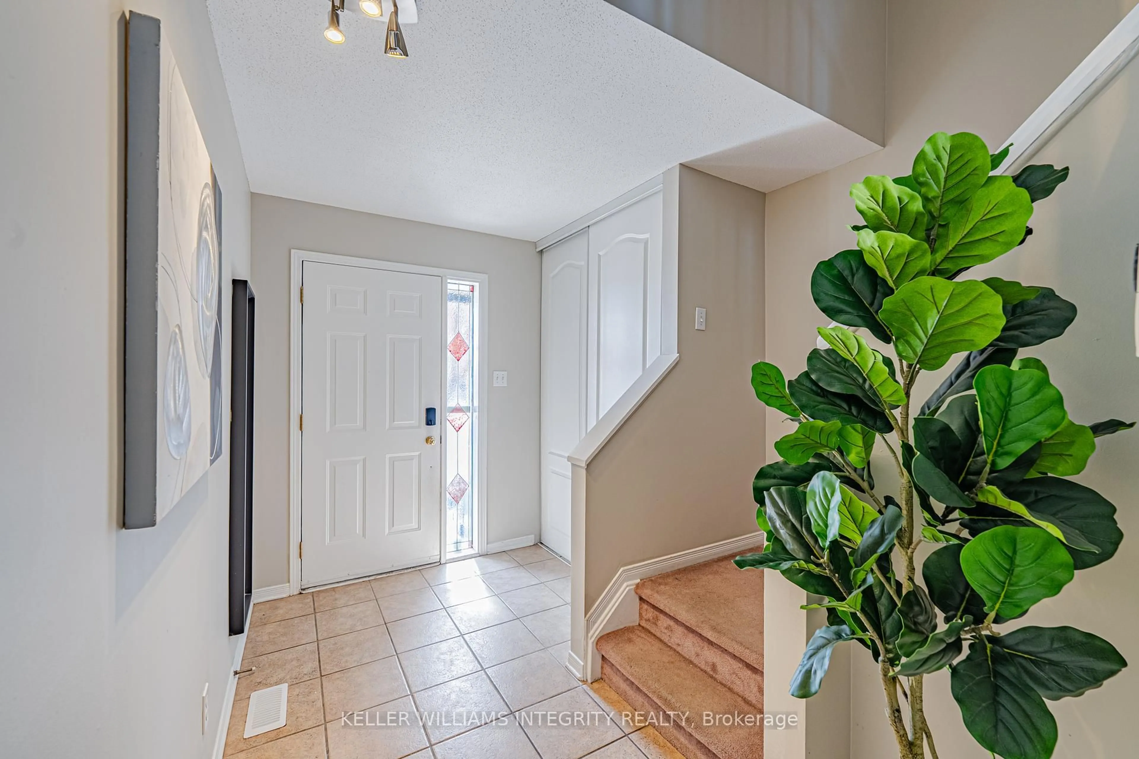 Indoor entryway for 211 ARCOLA Lane, Ottawa Ontario K1K 4X1