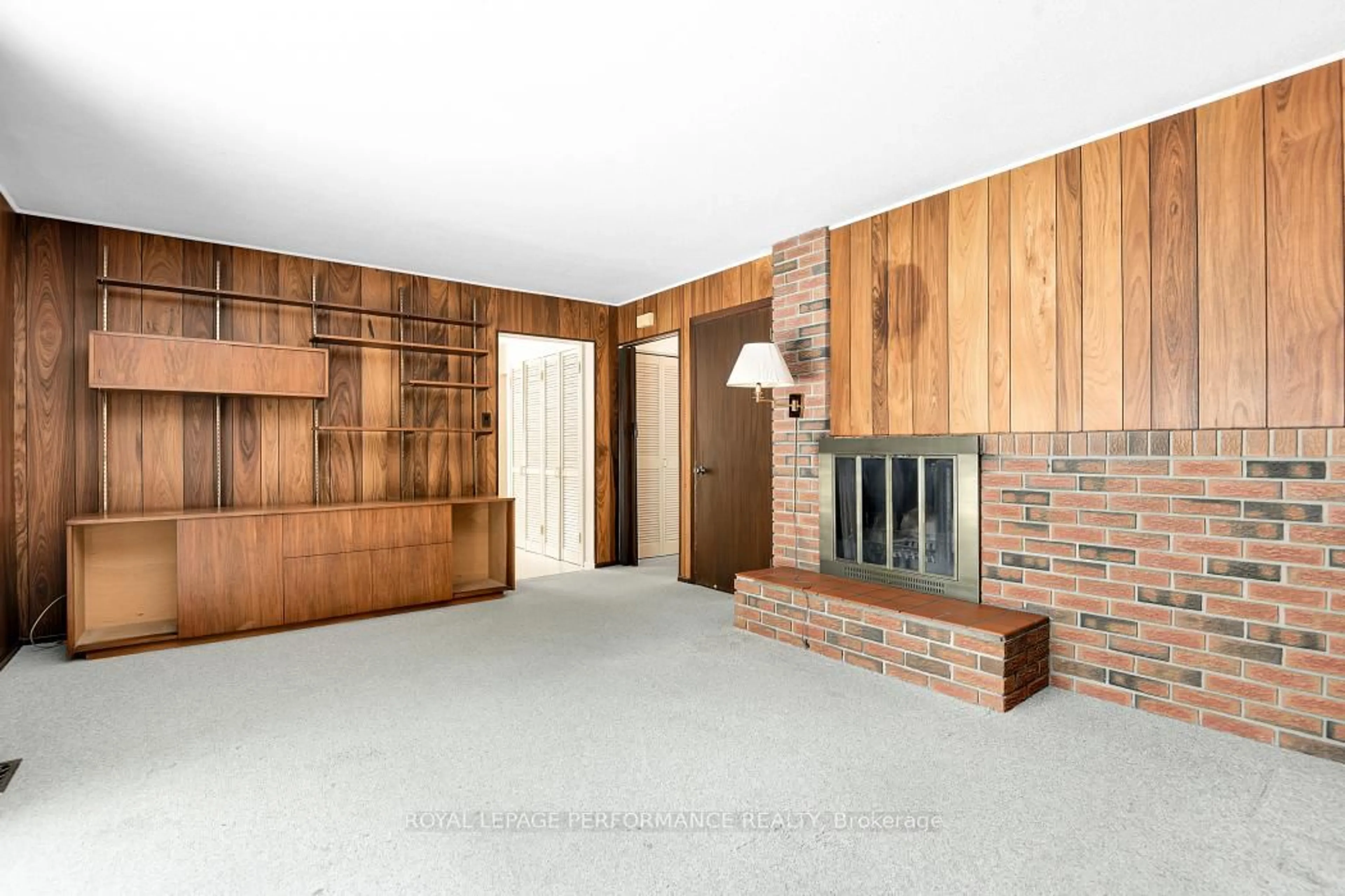 Indoor foyer for 1970 Marquis Ave, Ottawa Ontario K1J 8J4