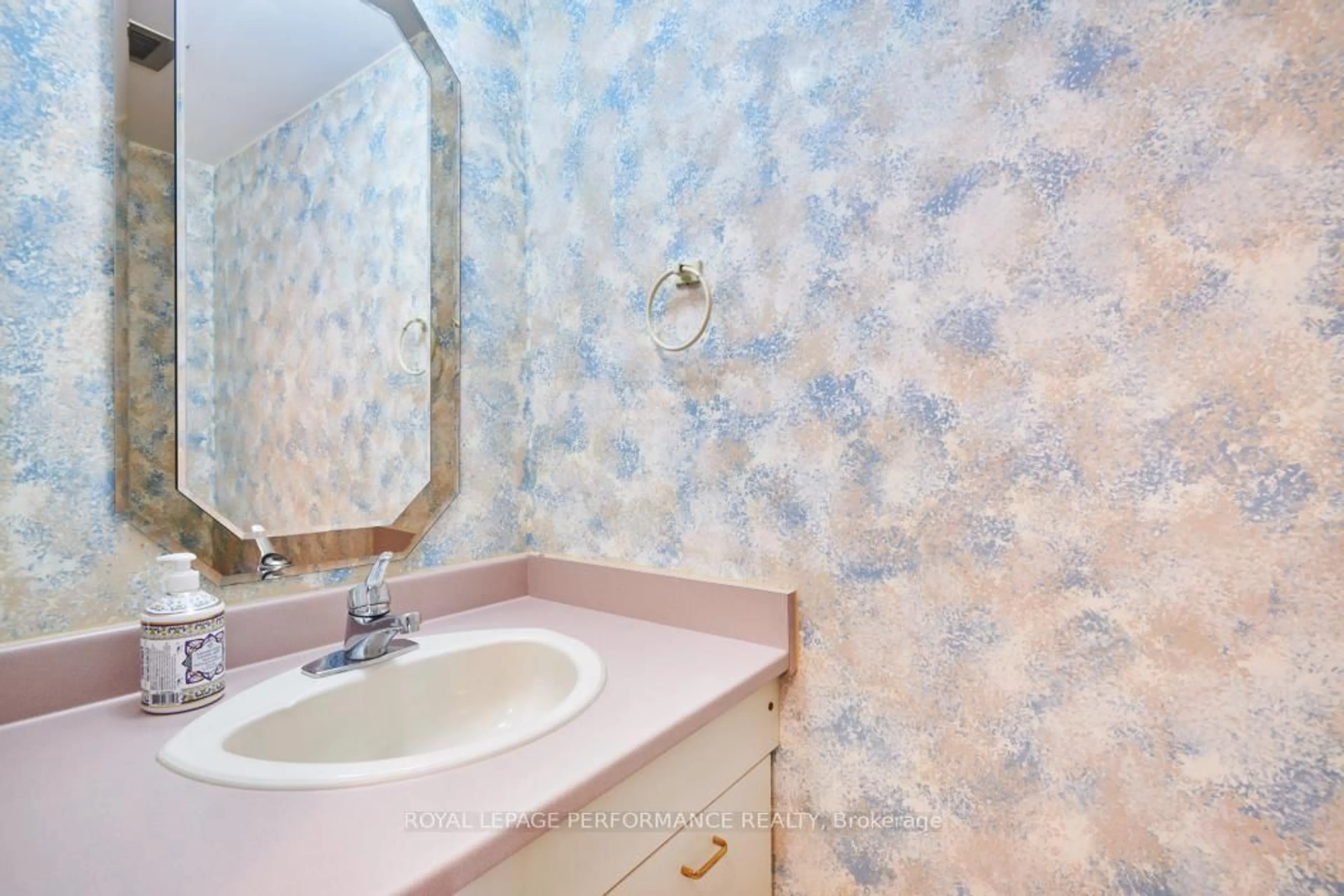 Standard bathroom, ceramic/tile floor for 1970 Marquis Ave, Ottawa Ontario K1J 8J4