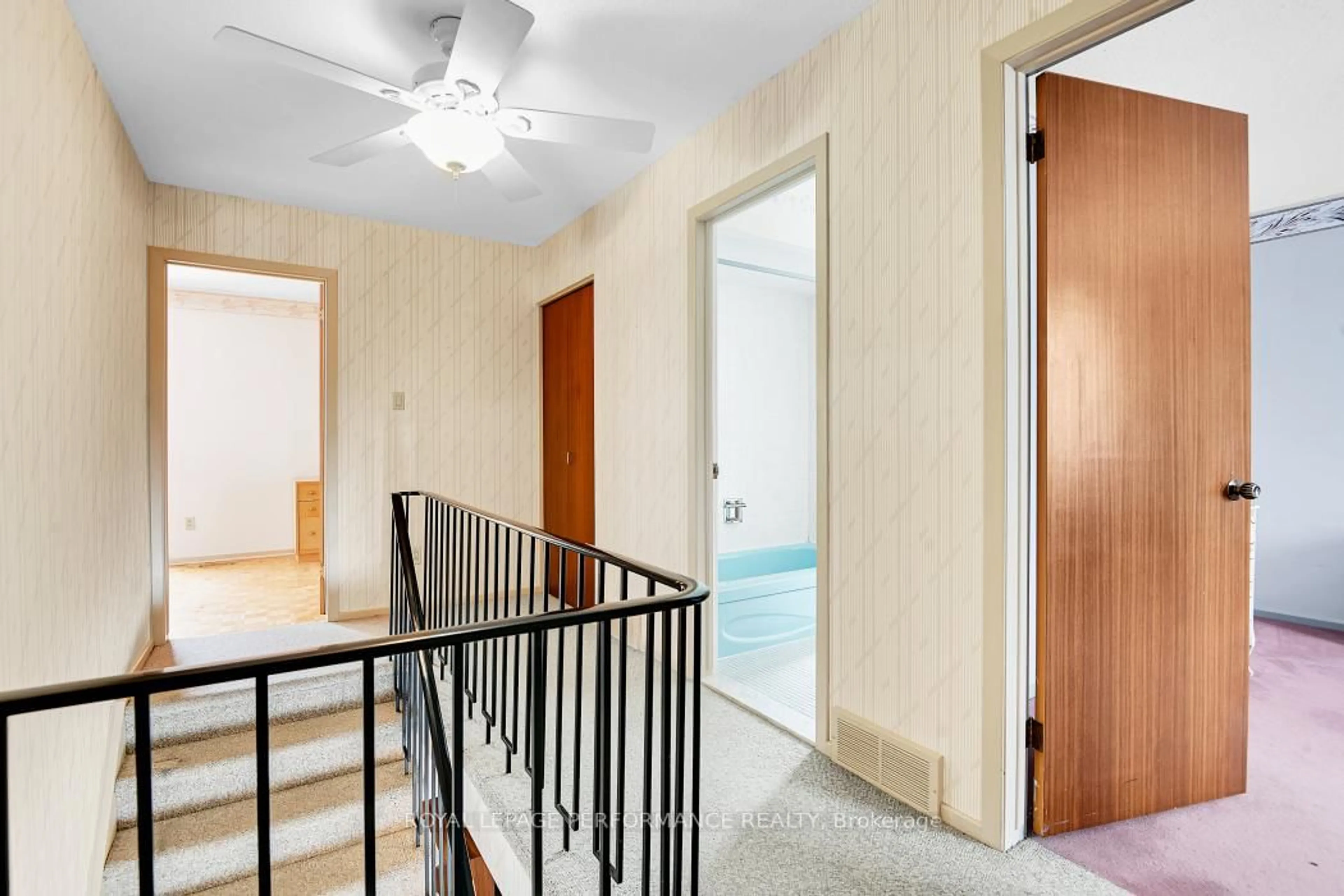 Indoor foyer for 1970 Marquis Ave, Ottawa Ontario K1J 8J4