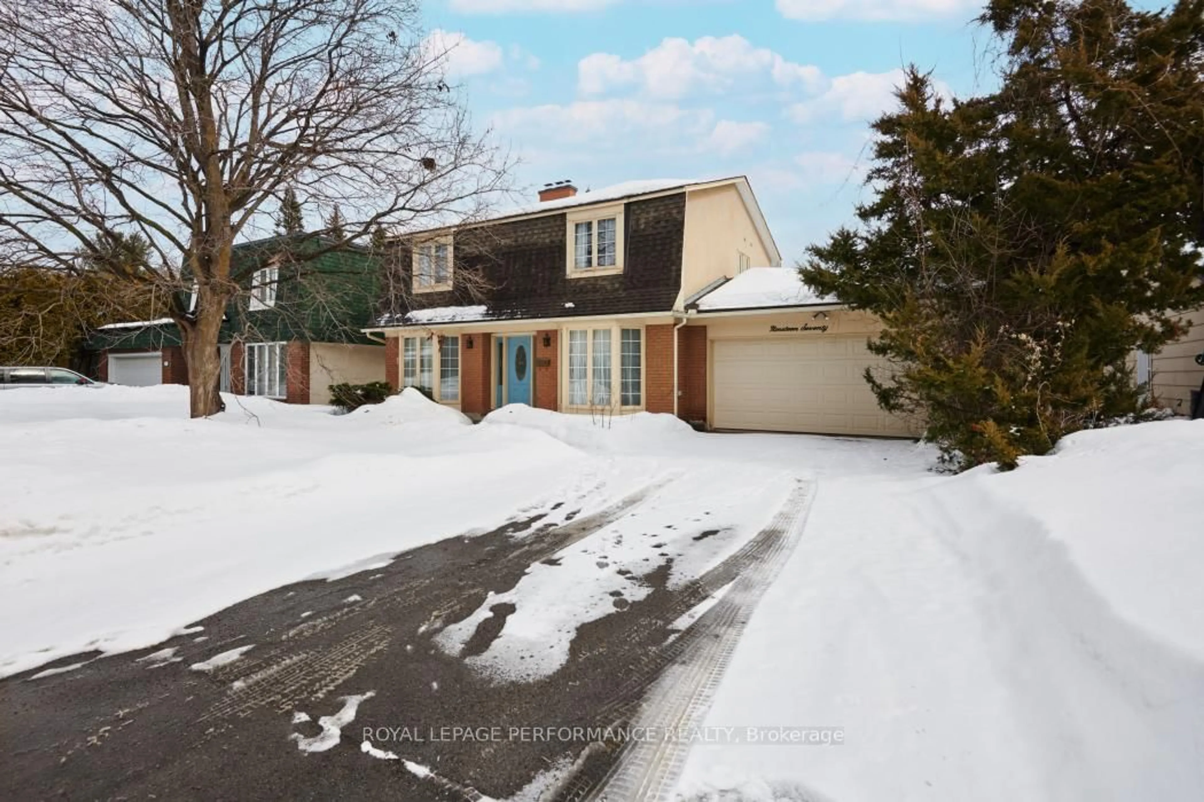 A pic from outside/outdoor area/front of a property/back of a property/a pic from drone, street for 1970 Marquis Ave, Ottawa Ontario K1J 8J4