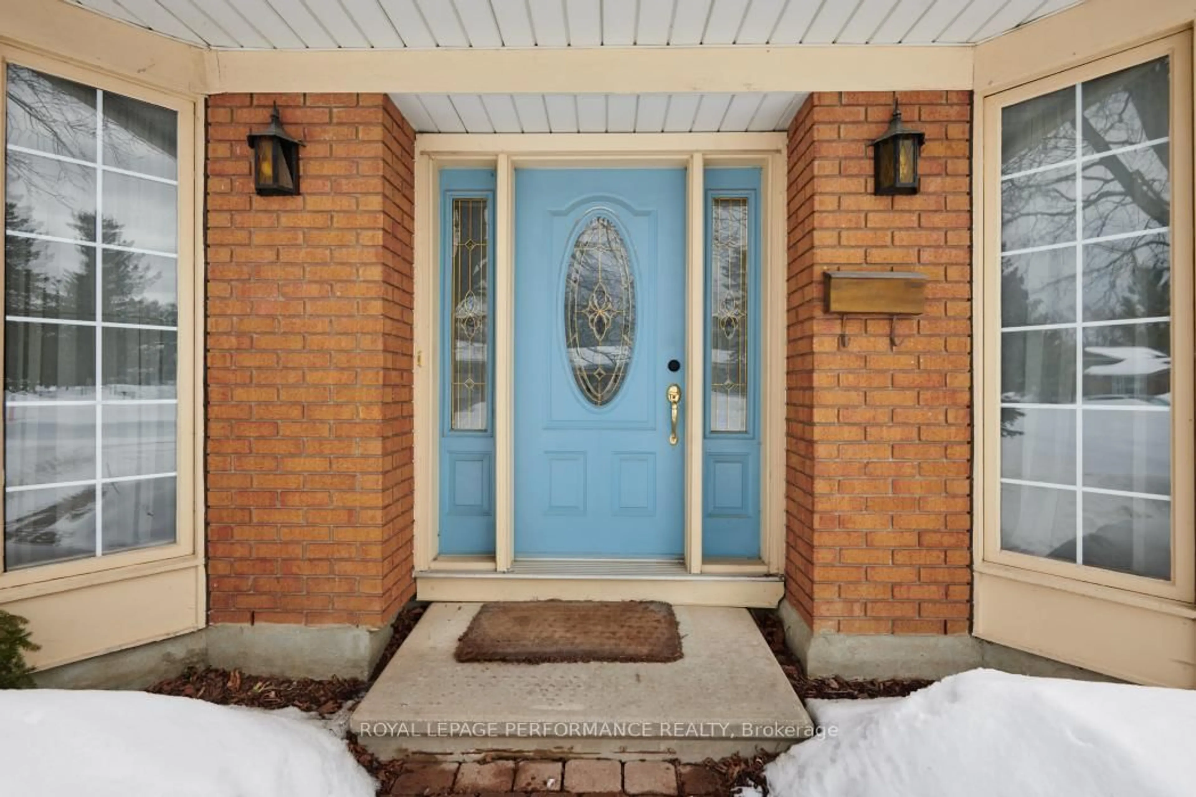 Indoor entryway for 1970 Marquis Ave, Ottawa Ontario K1J 8J4