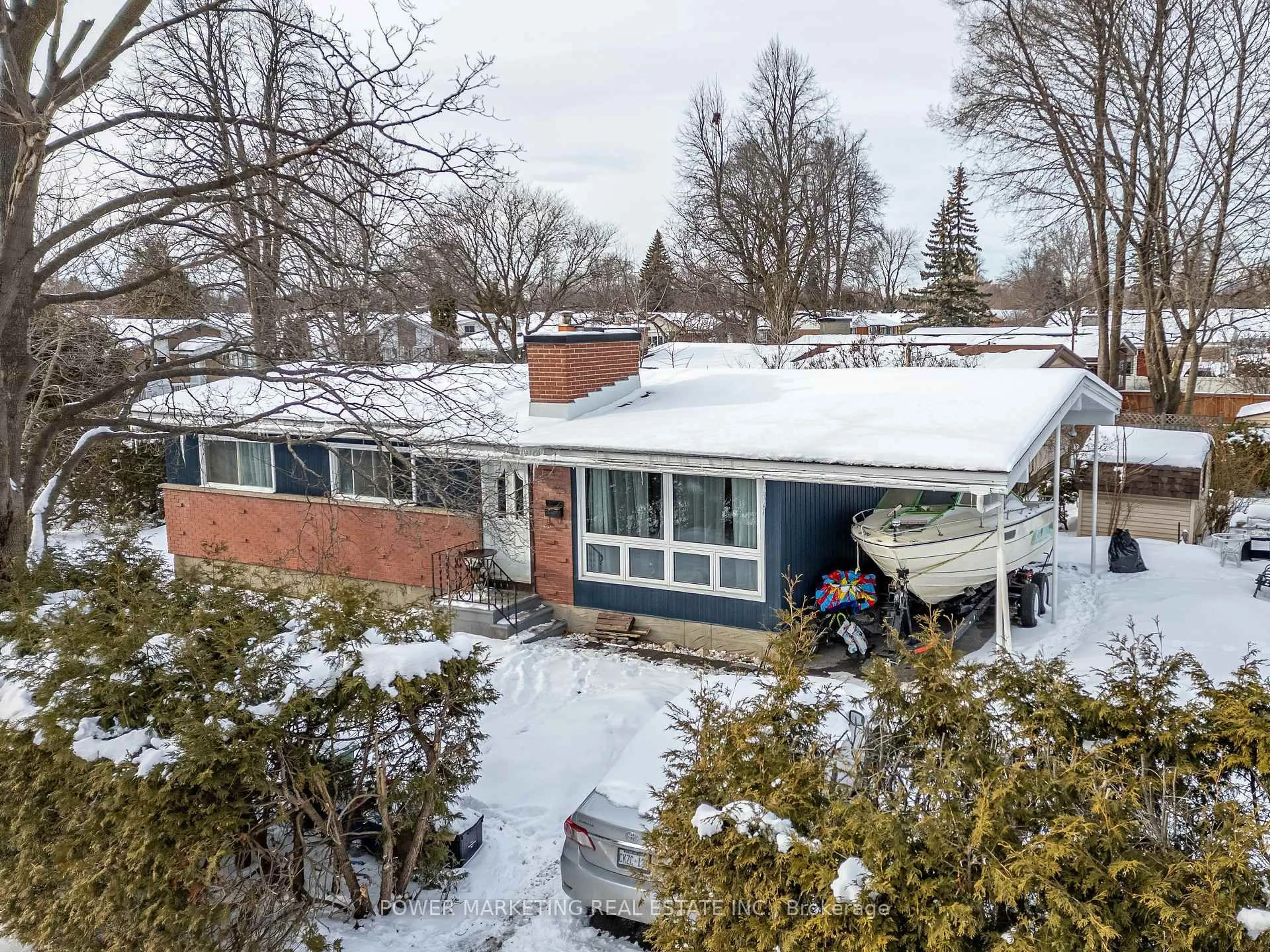 A pic from outside/outdoor area/front of a property/back of a property/a pic from drone, street for 935 GOREN Ave, Ottawa Ontario K1S 1N4