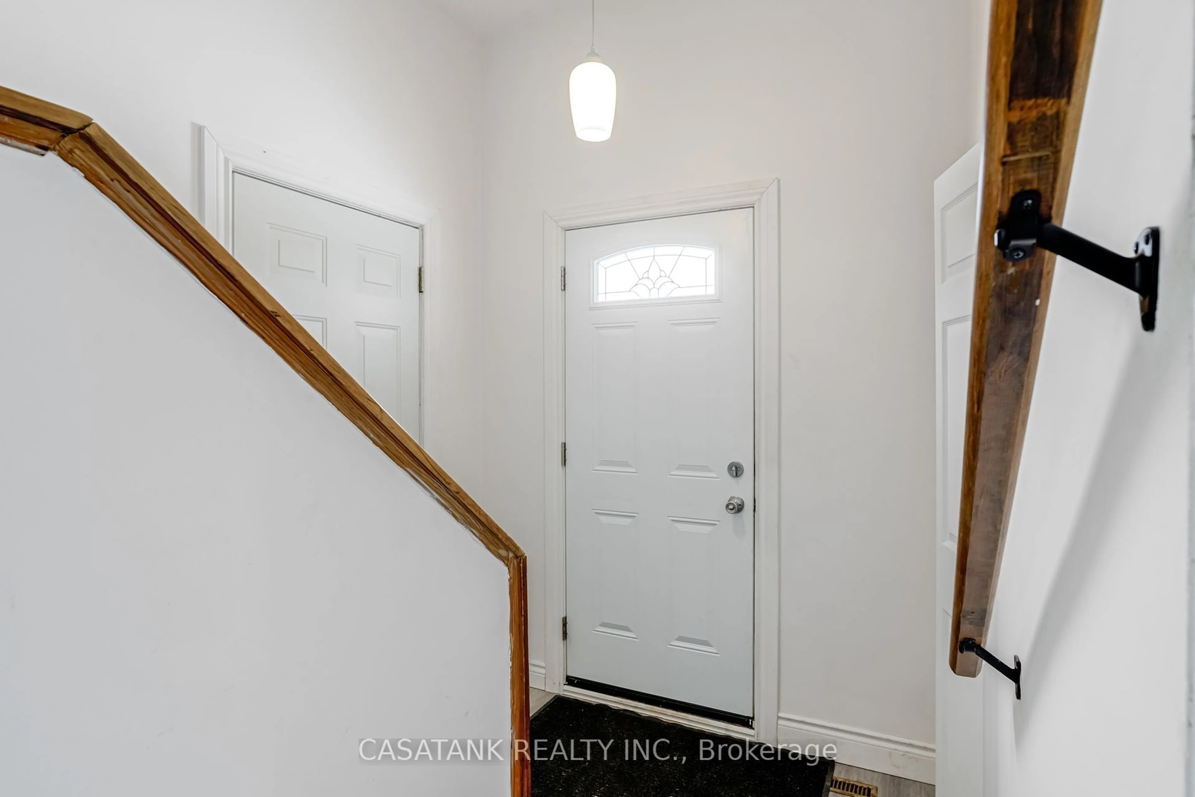 Indoor entryway for 14 Ronaldshay Ave, Hamilton Ontario L9A 3B1