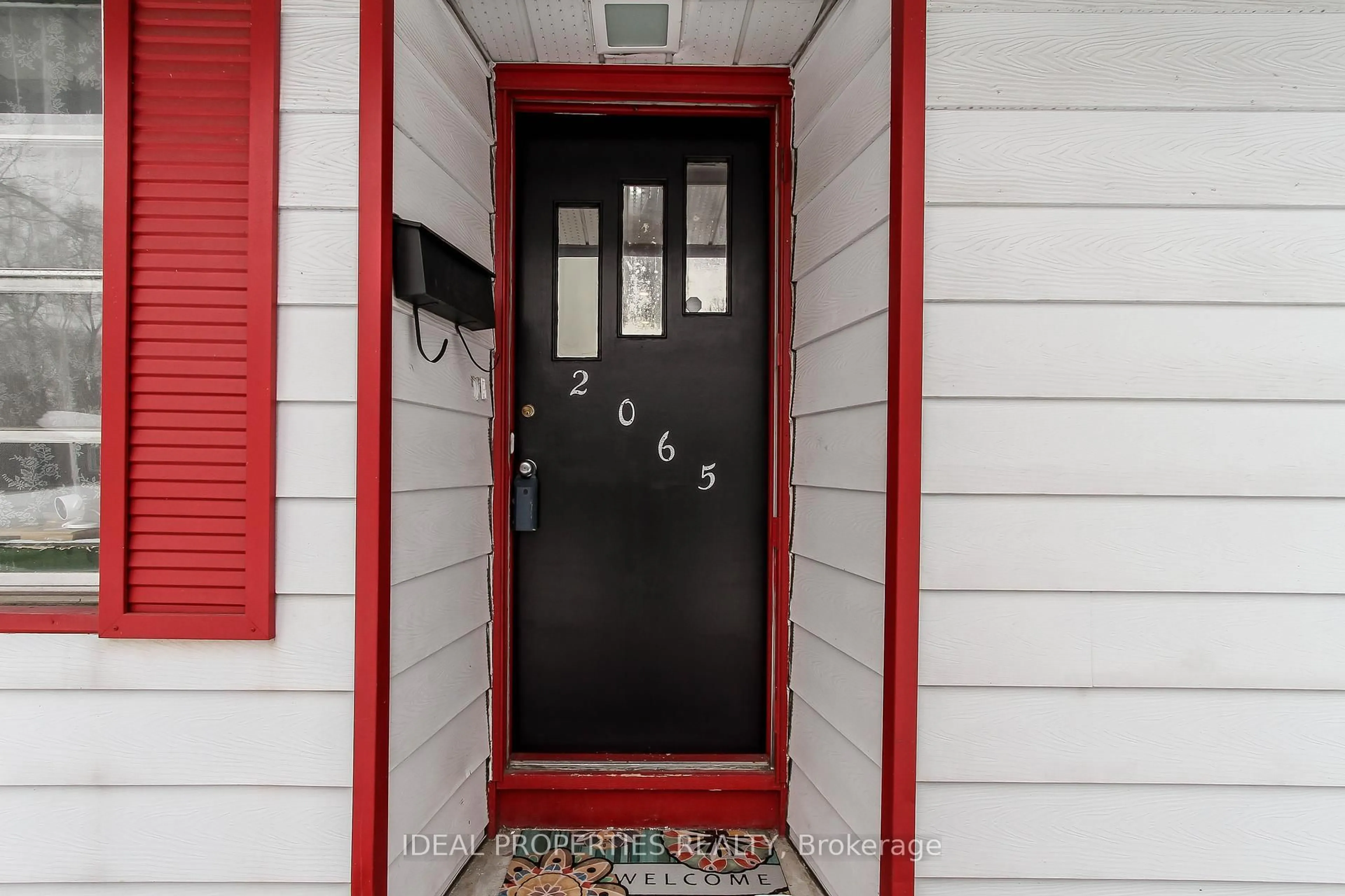 Indoor entryway for 2065 Honeywell Ave, Ottawa Ontario K2A 0P7