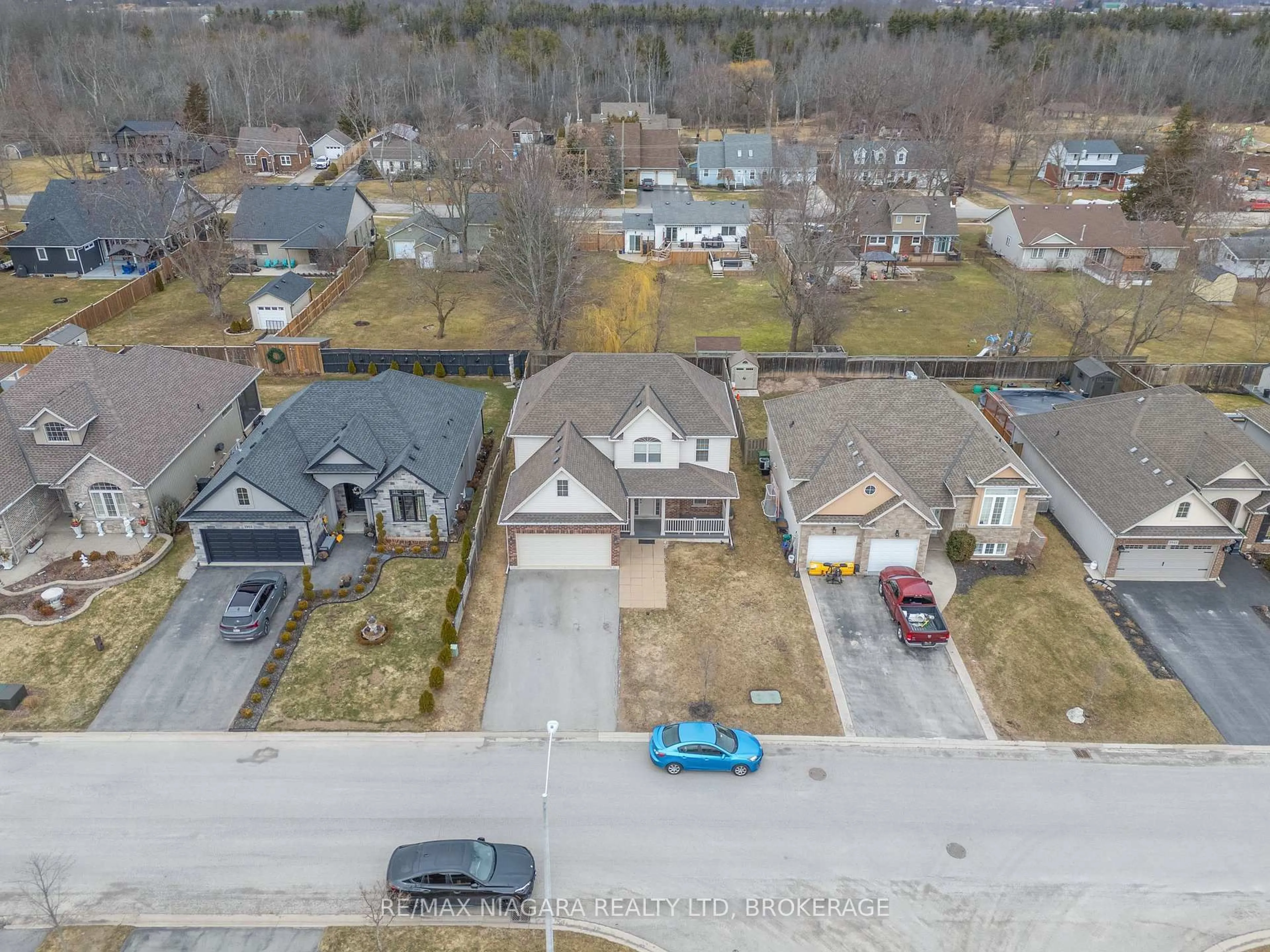 A pic from outside/outdoor area/front of a property/back of a property/a pic from drone, street for 3960 Village Creek Dr, Fort Erie Ontario L0S 1S0
