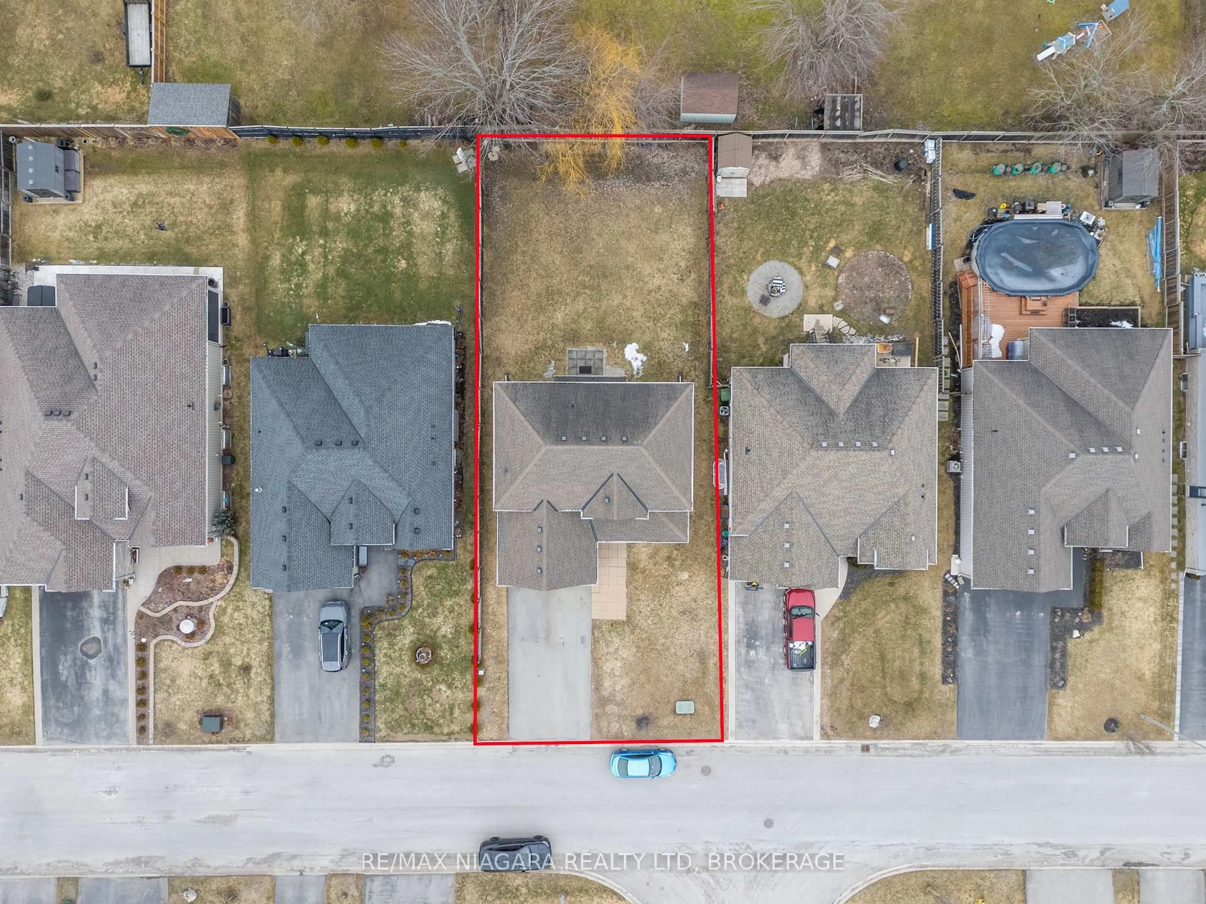 A pic from outside/outdoor area/front of a property/back of a property/a pic from drone, street for 3960 Village Creek Dr, Fort Erie Ontario L0S 1S0