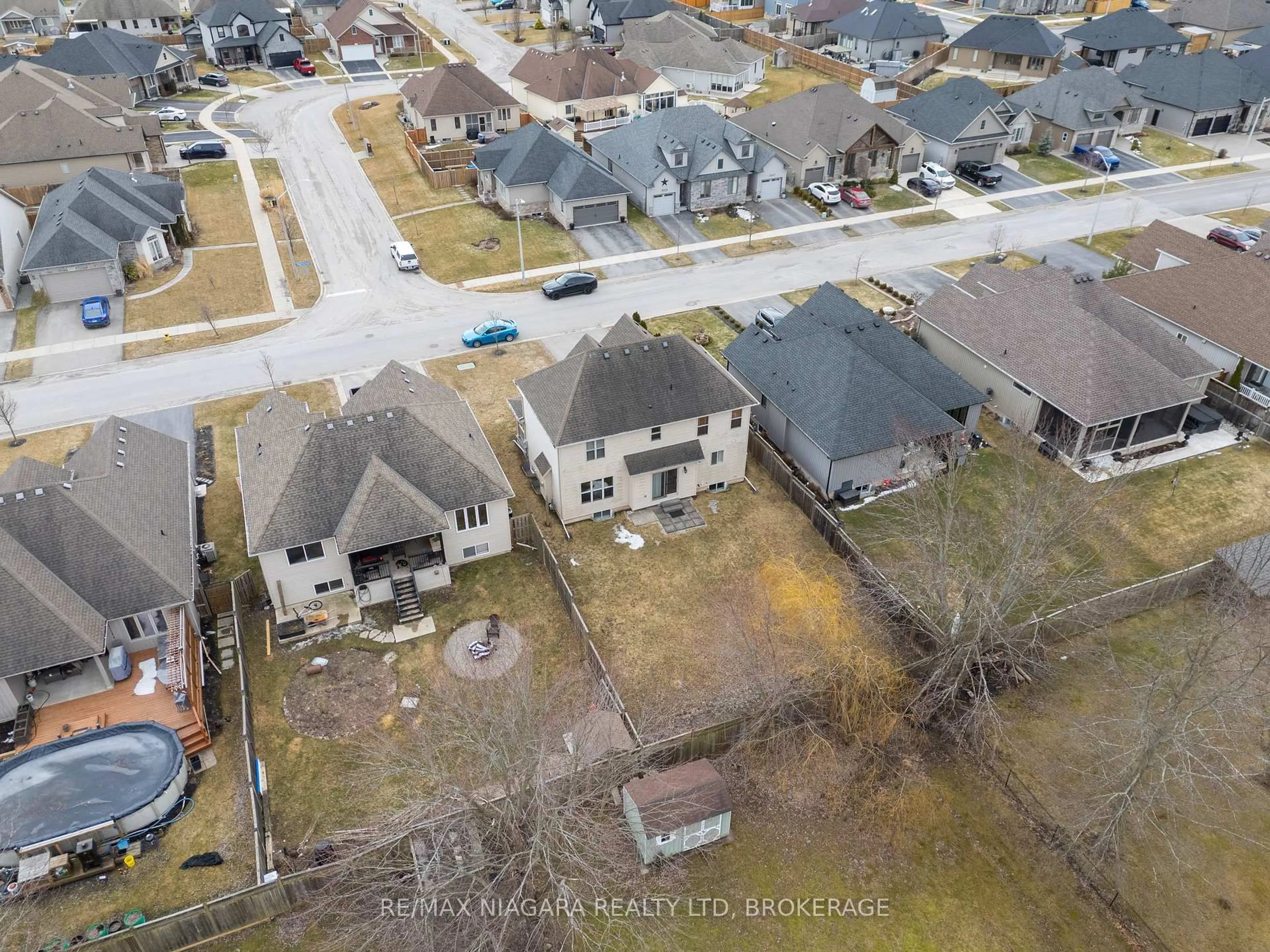 A pic from outside/outdoor area/front of a property/back of a property/a pic from drone, street for 3960 Village Creek Dr, Fort Erie Ontario L0S 1S0