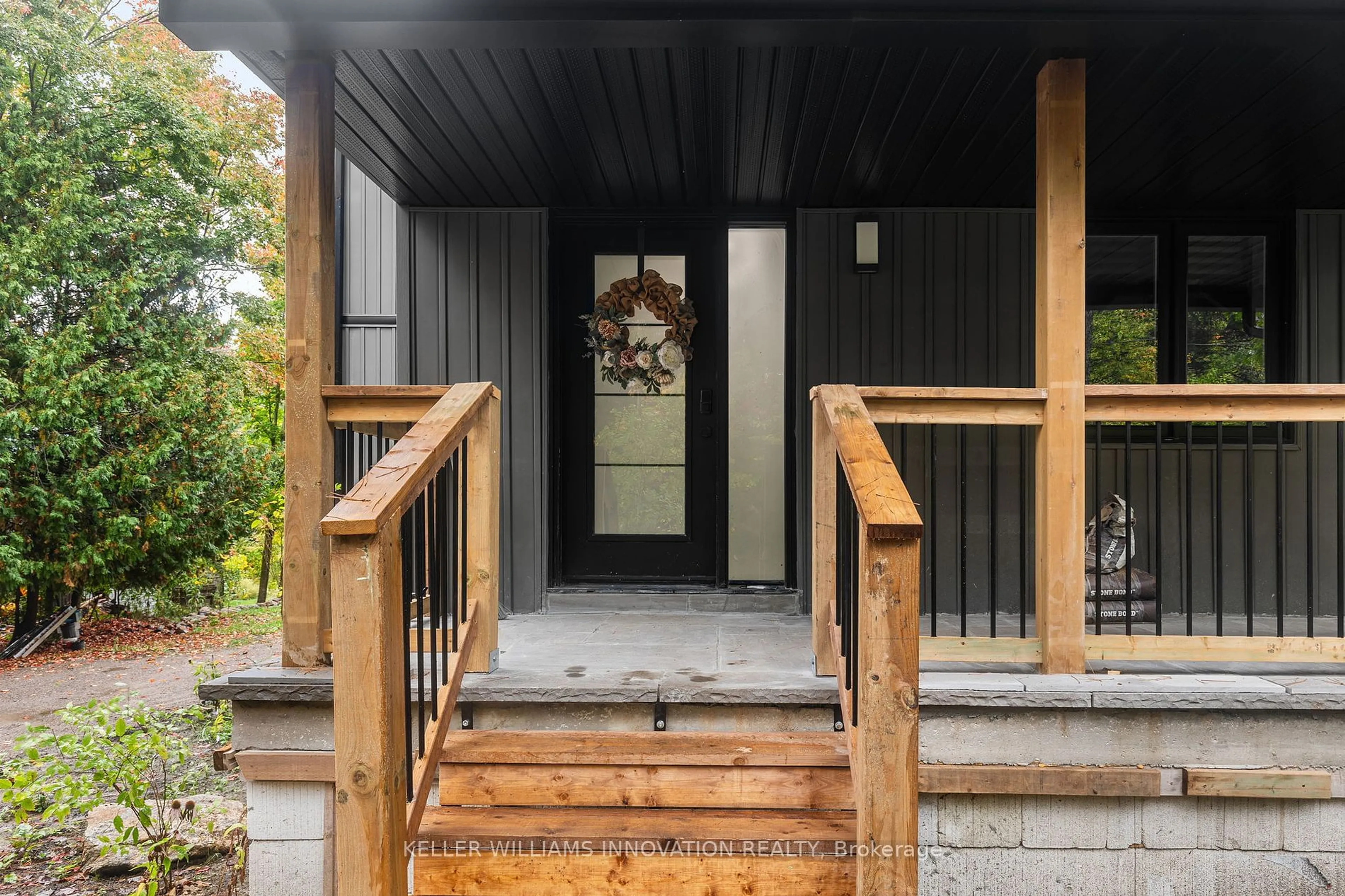 Indoor entryway for 127 Paradise Rd, South Algonquin Ontario K0J 2M0