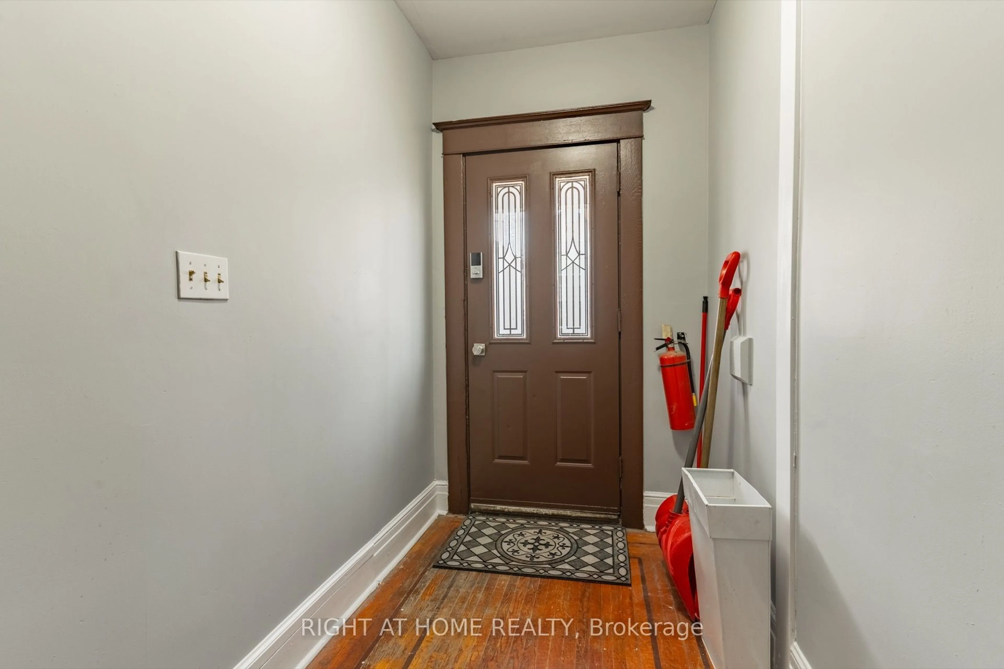 Indoor entryway for 487 Cannon St, Hamilton Ontario L8L 2E5