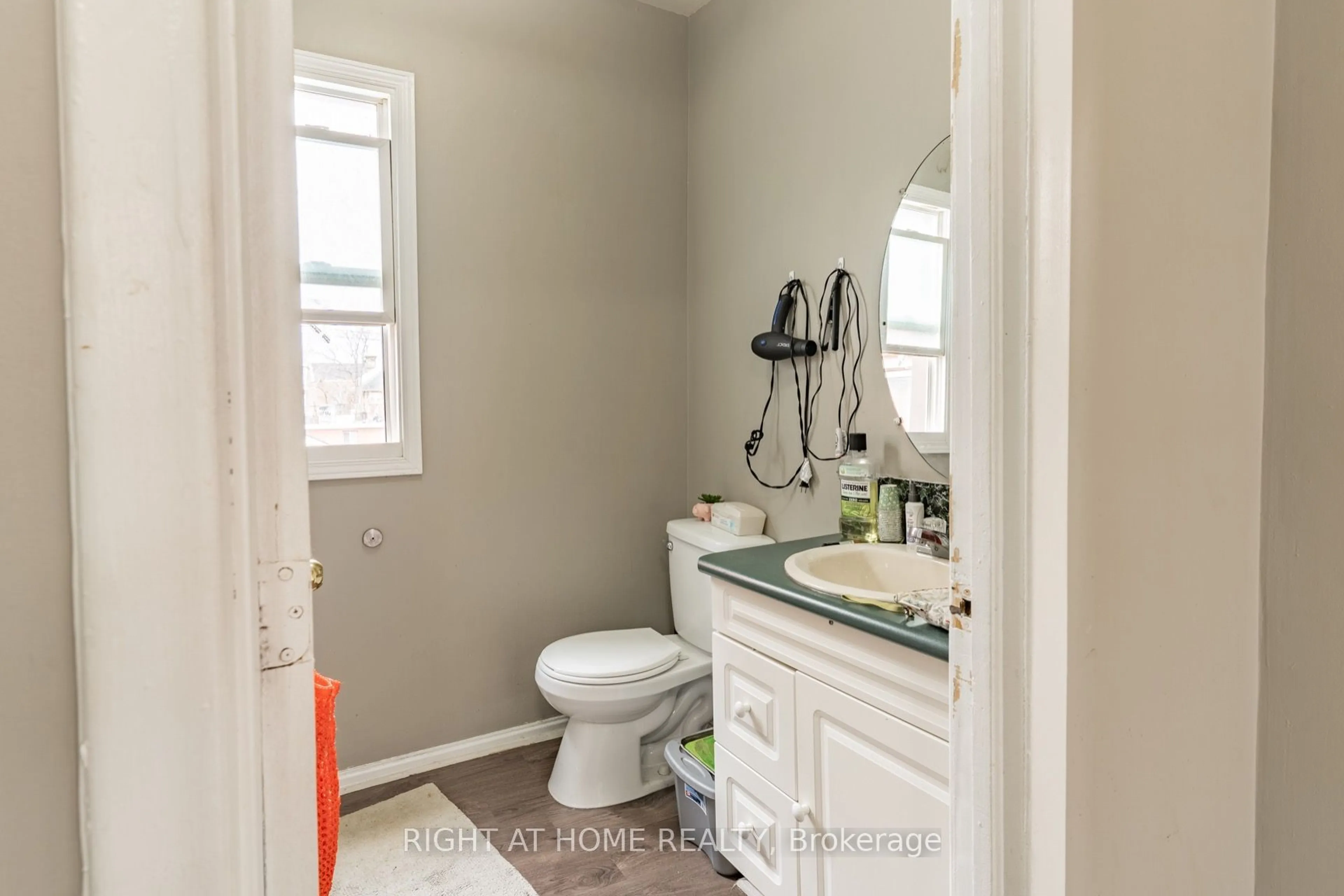 Standard bathroom, ceramic/tile floor for 487 Cannon St, Hamilton Ontario L8L 2E5