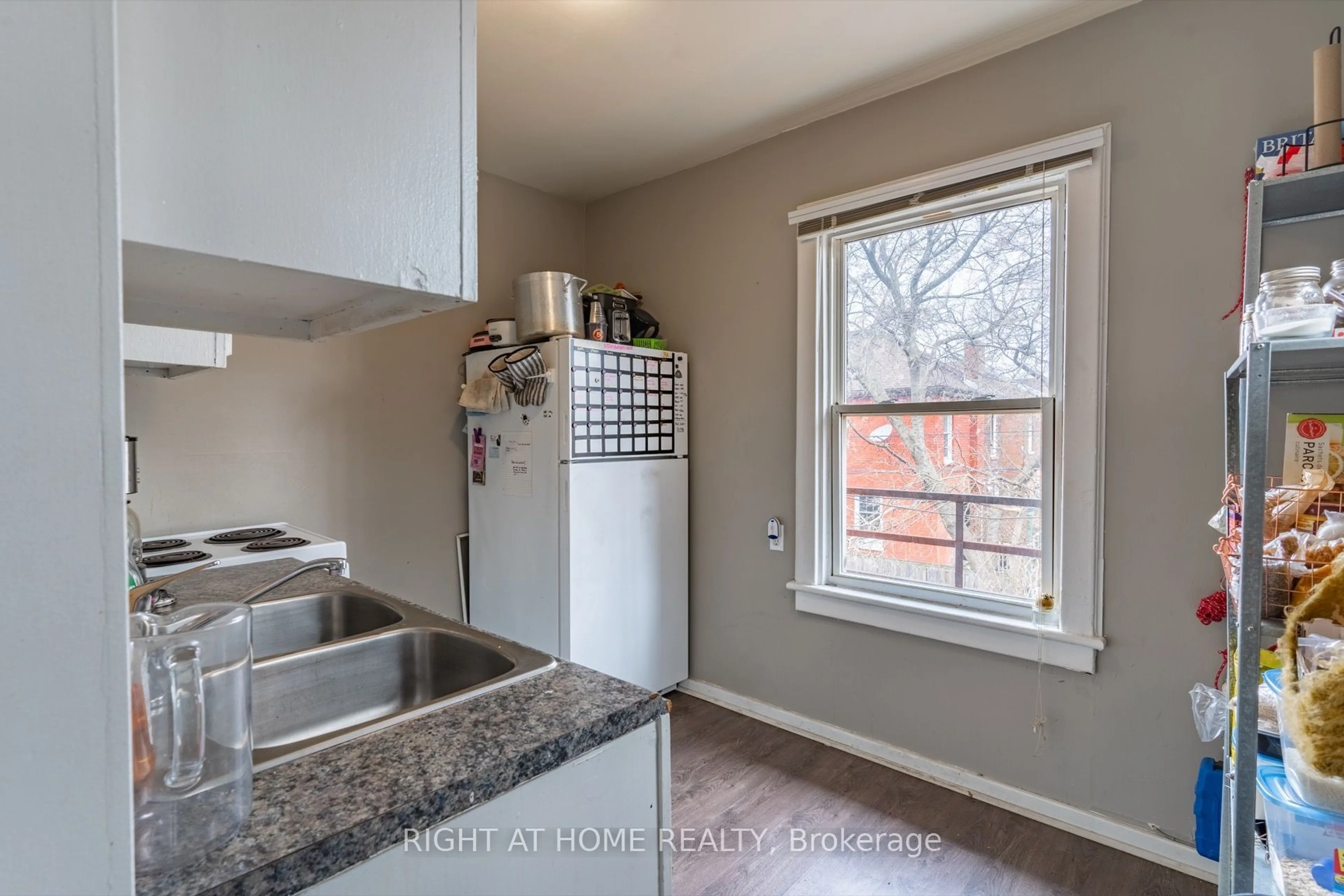Standard kitchen, unknown for 487 Cannon St, Hamilton Ontario L8L 2E5