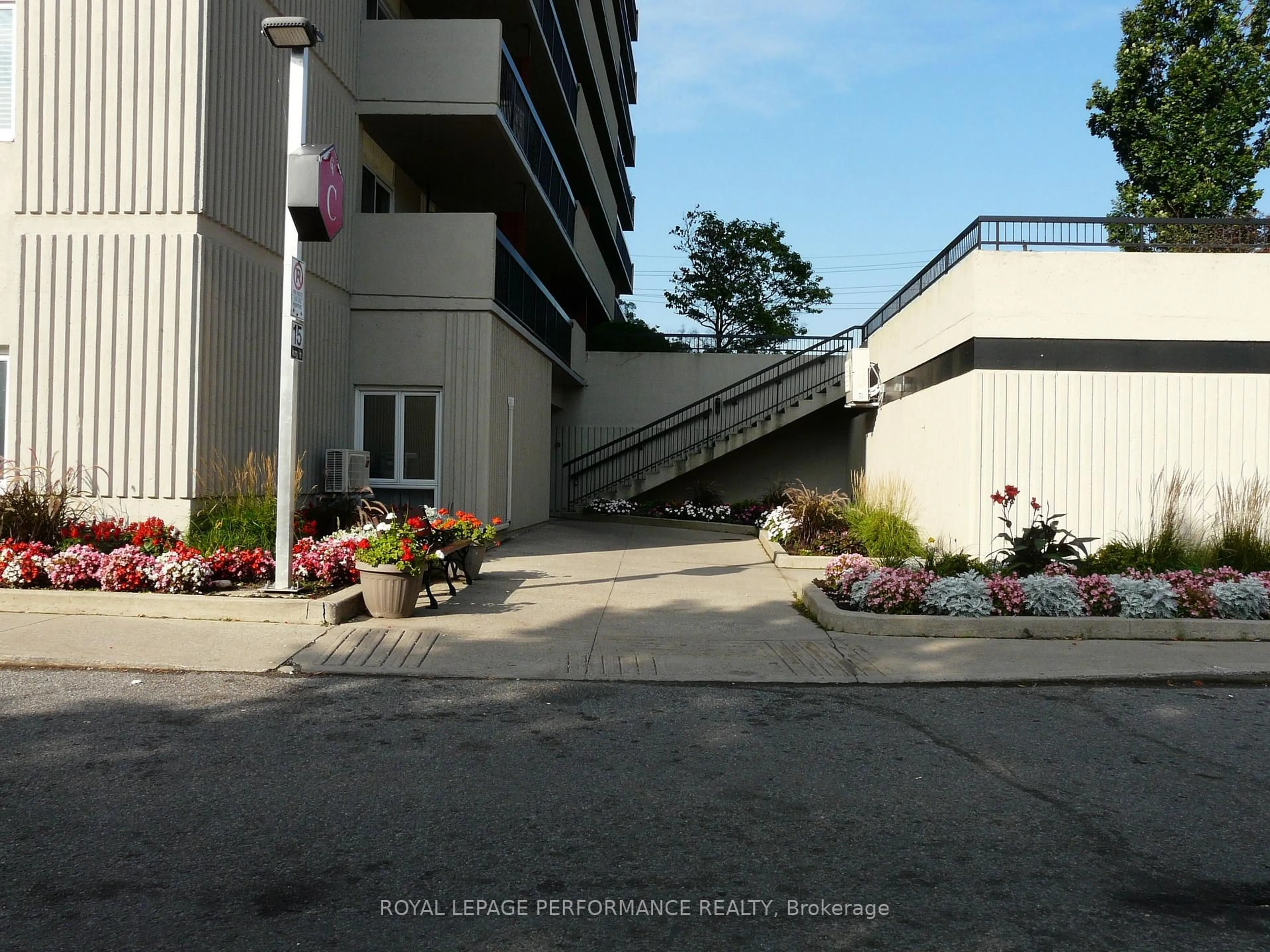 Indoor foyer for 158C Mcarthur Ave #1505, Ottawa Ontario K1L 8E7