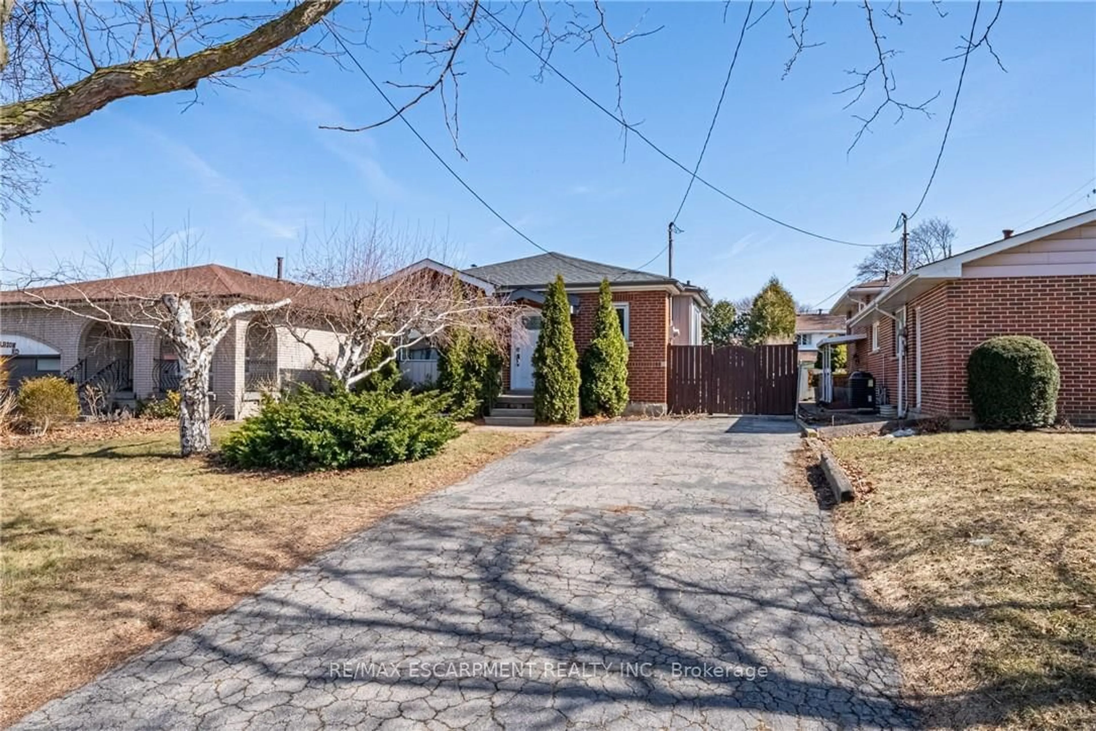 A pic from outside/outdoor area/front of a property/back of a property/a pic from drone, street for 83 Mount Albion Rd, Hamilton Ontario L8K 5S5