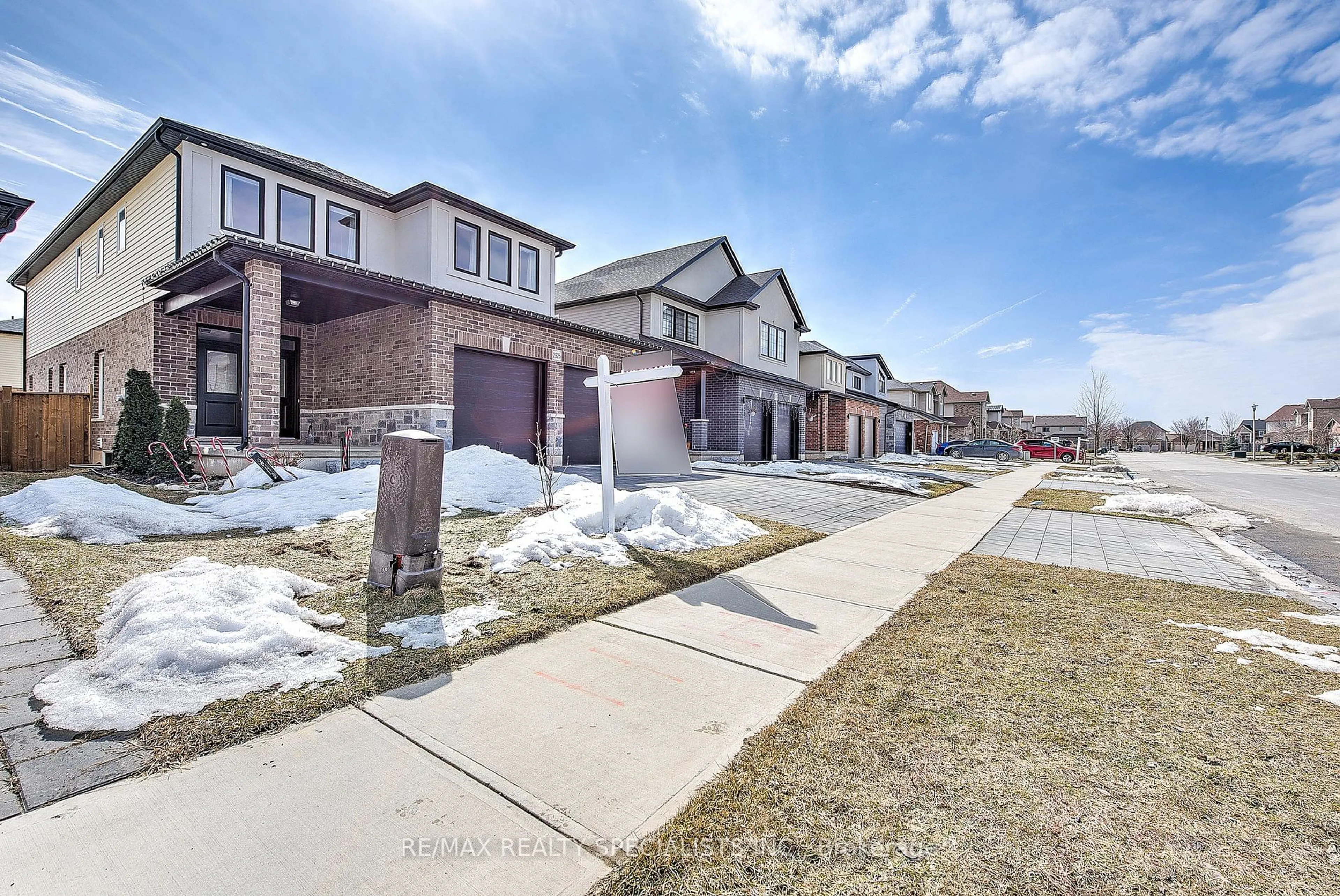 A pic from outside/outdoor area/front of a property/back of a property/a pic from drone, street for 2925 Lemieux Walk, London Ontario N6M 0H2