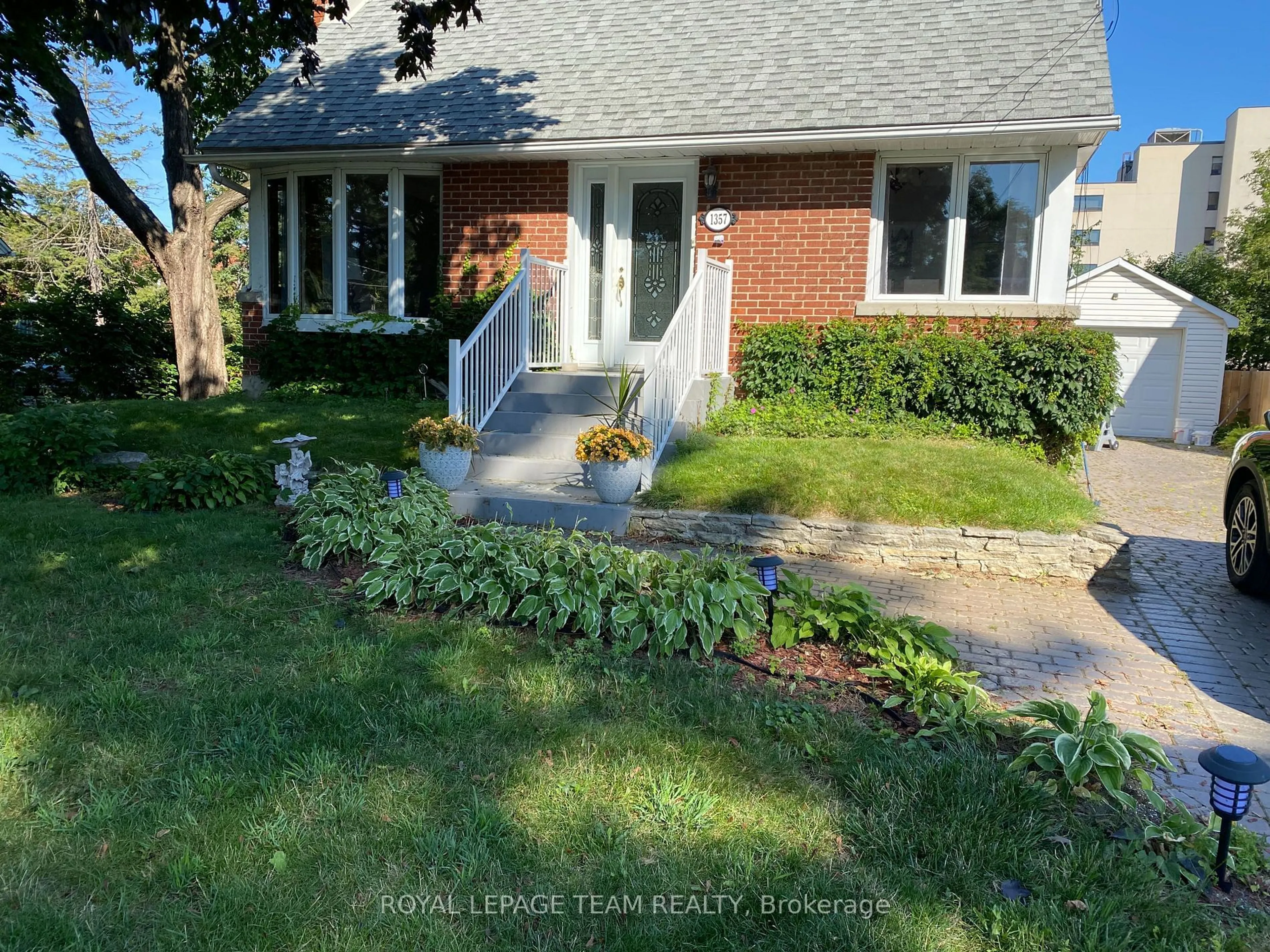 A pic from outside/outdoor area/front of a property/back of a property/a pic from drone, street for 1357 Thames St, Ottawa Ontario K1Z 7N3