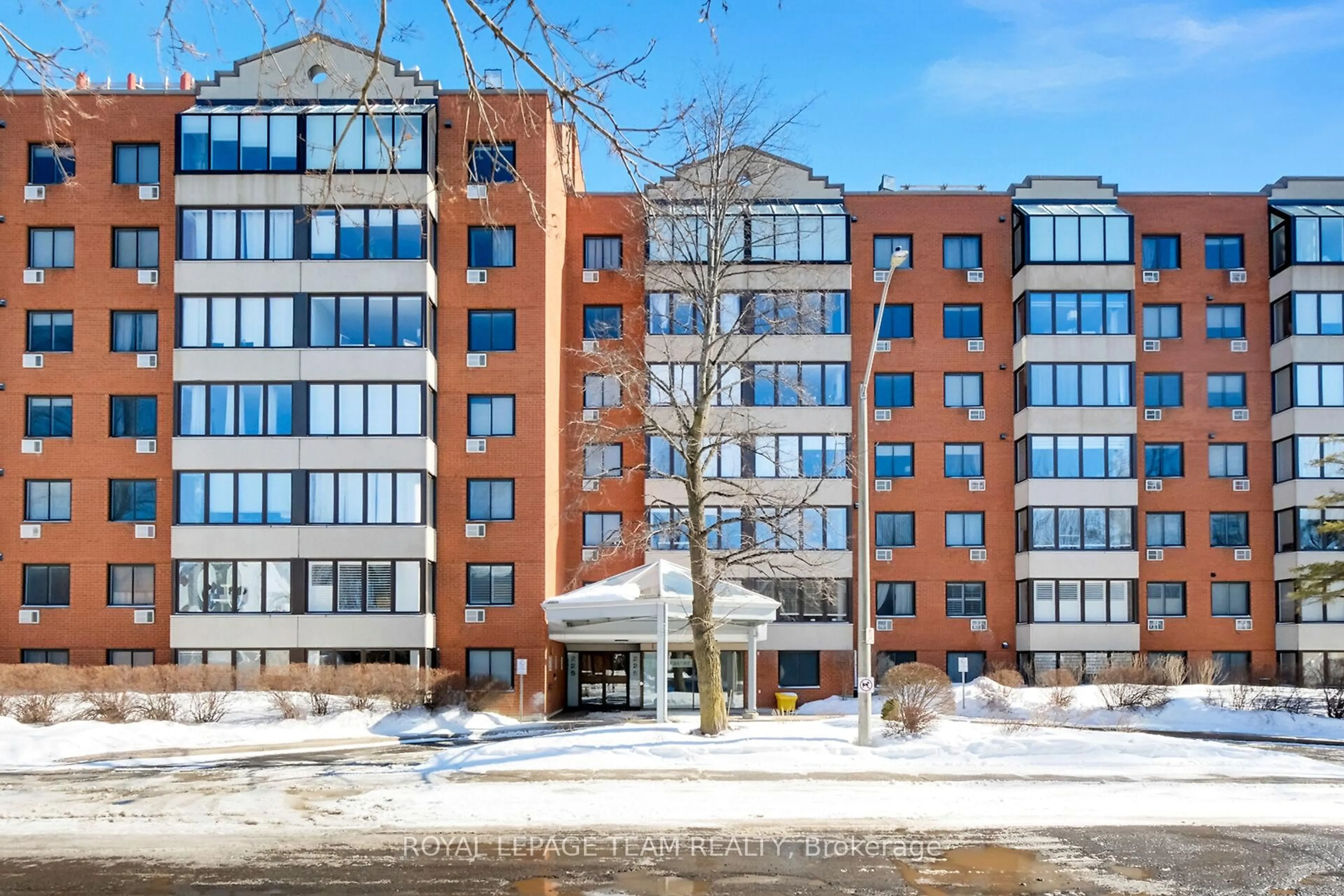 Indoor foyer for 225 Alvin Rd #401, Ottawa Ontario K1K 4H6