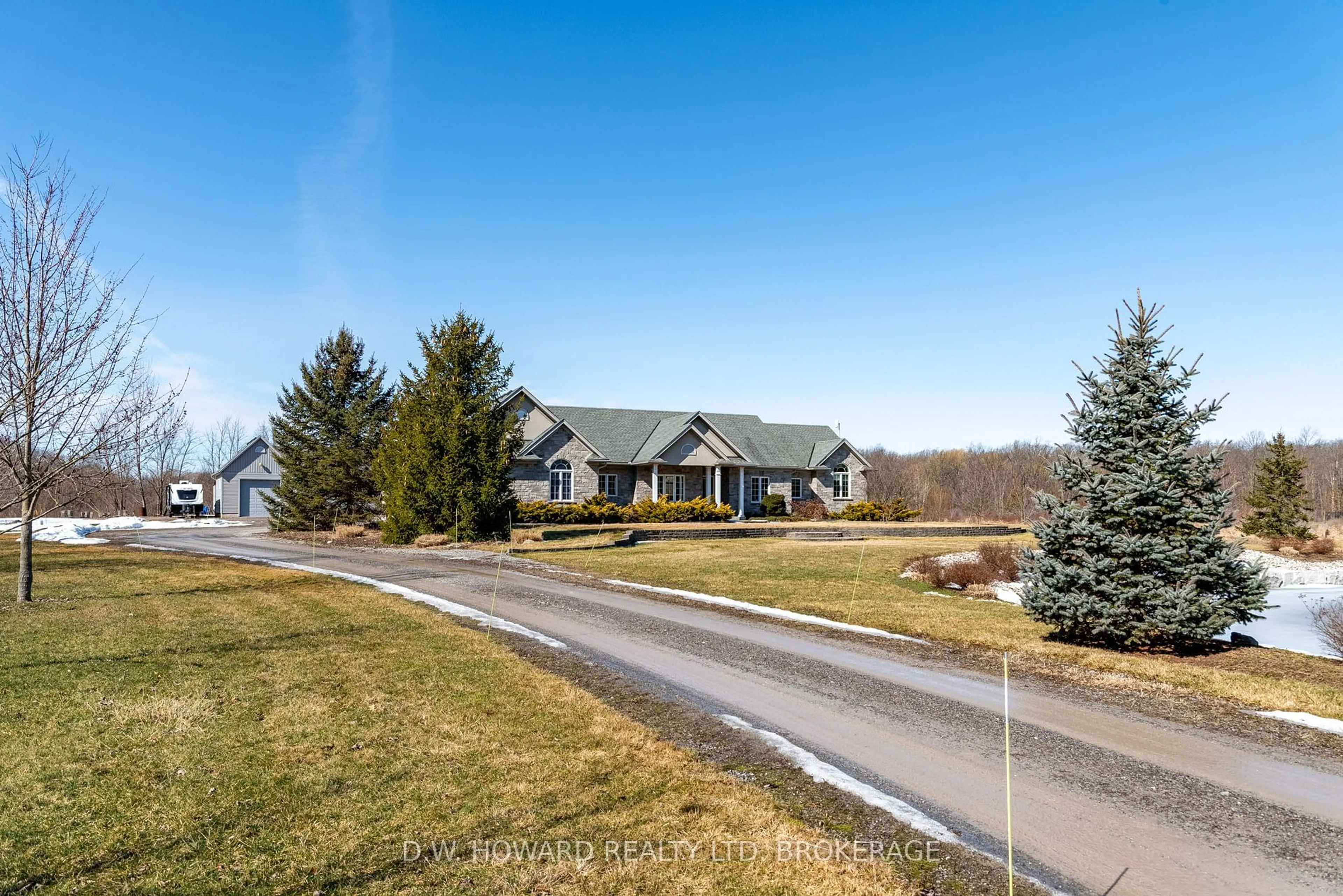 A pic from outside/outdoor area/front of a property/back of a property/a pic from drone, mountain view for 13853 Montrose Rd, Niagara Falls Ontario L3B 5N1