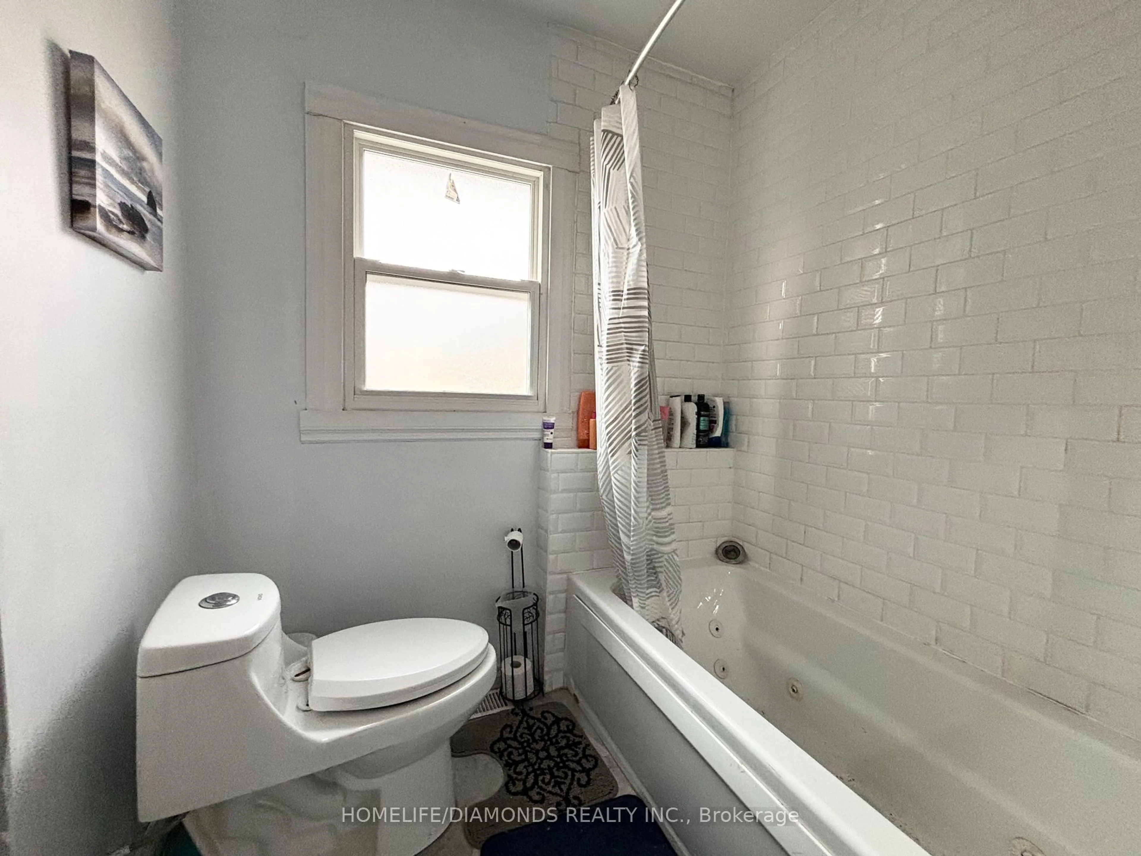 Standard bathroom, ceramic/tile floor for 12 LISGAR St, St. Catharines Ontario L2S 1P7