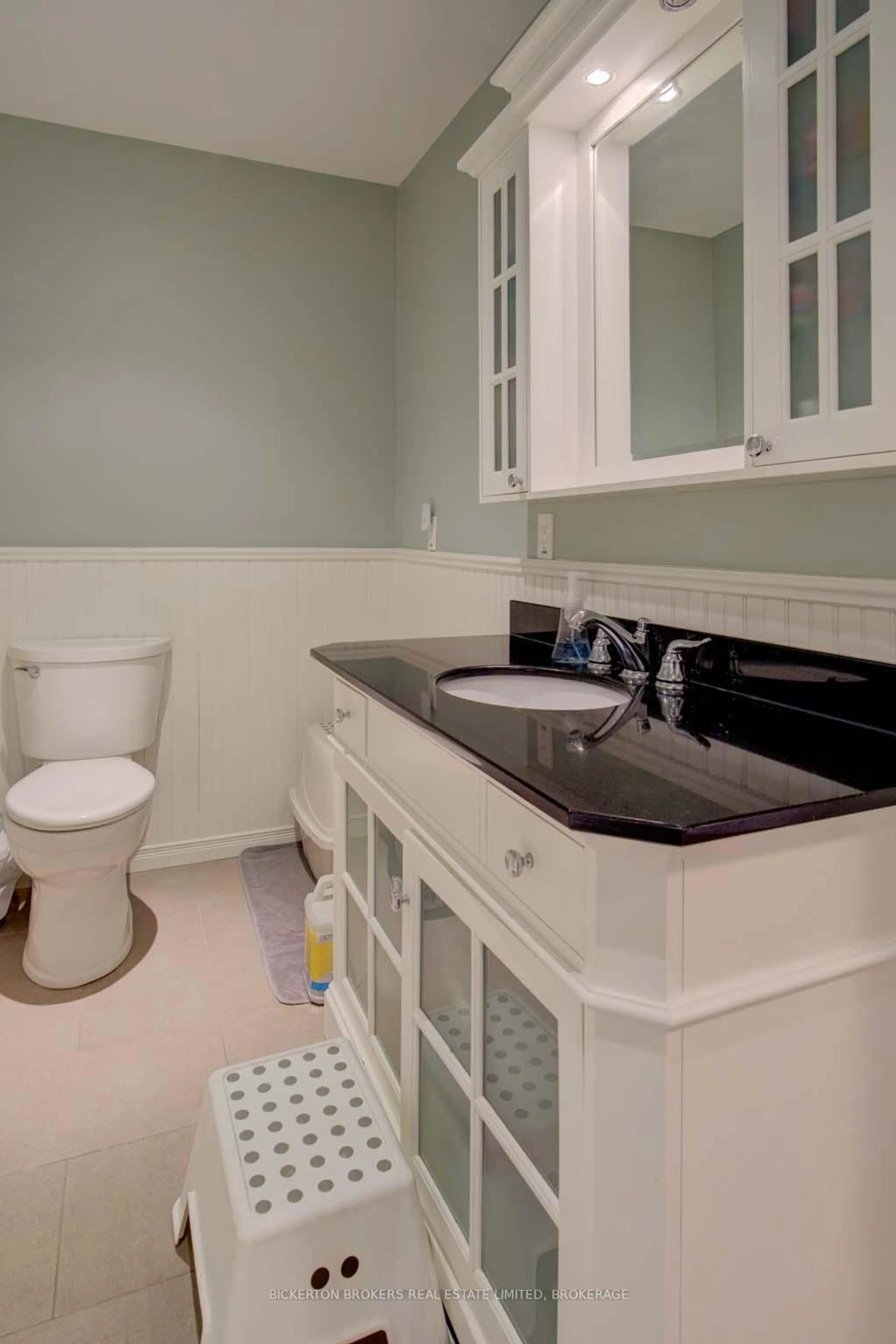 Standard bathroom, ceramic/tile floor for 81 First Ave, Brockville Ontario K6V 3B1