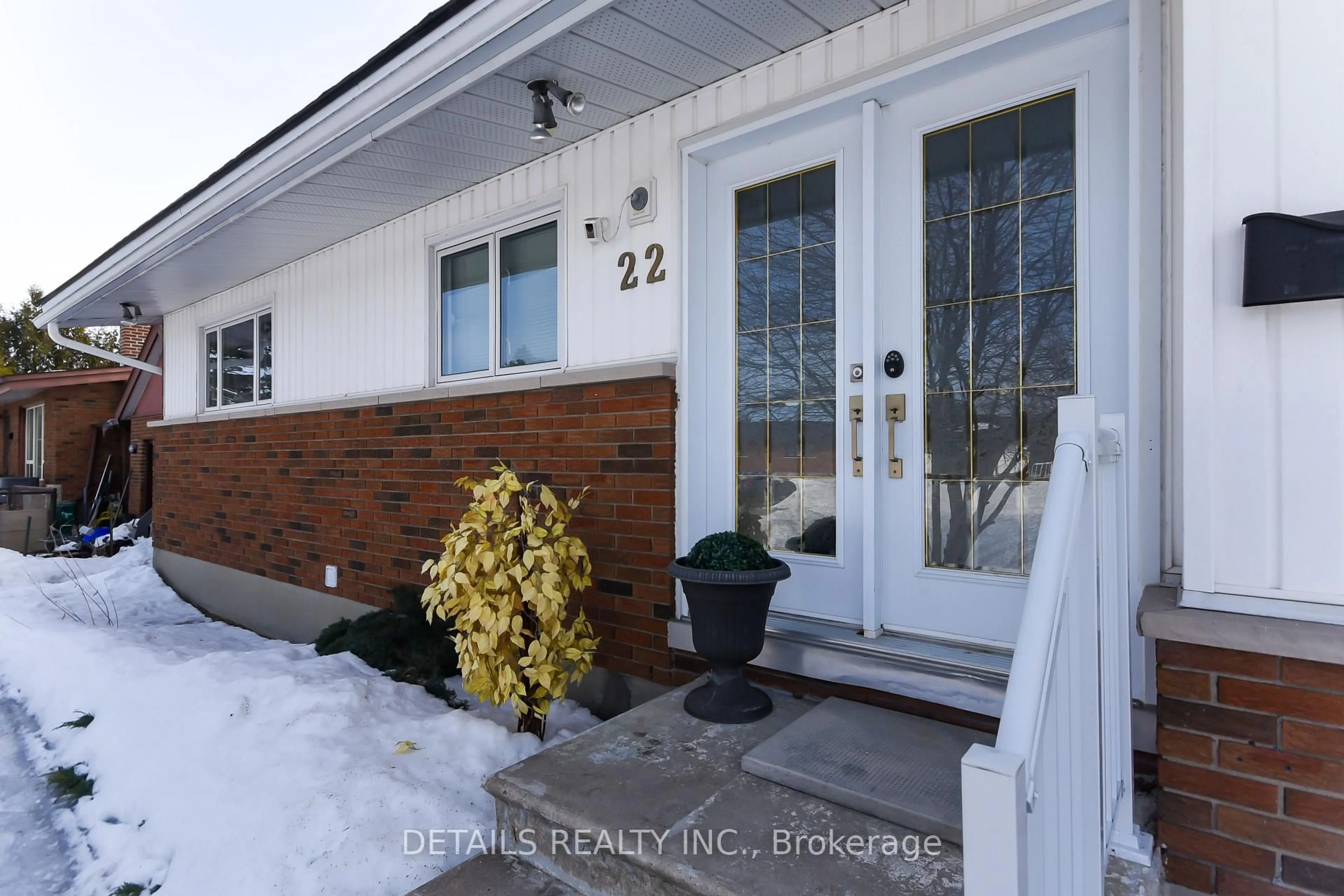 Indoor entryway for 22 Kingsbury Ave, Meadowlands - Crestview and Area Ontario K2G 3E6