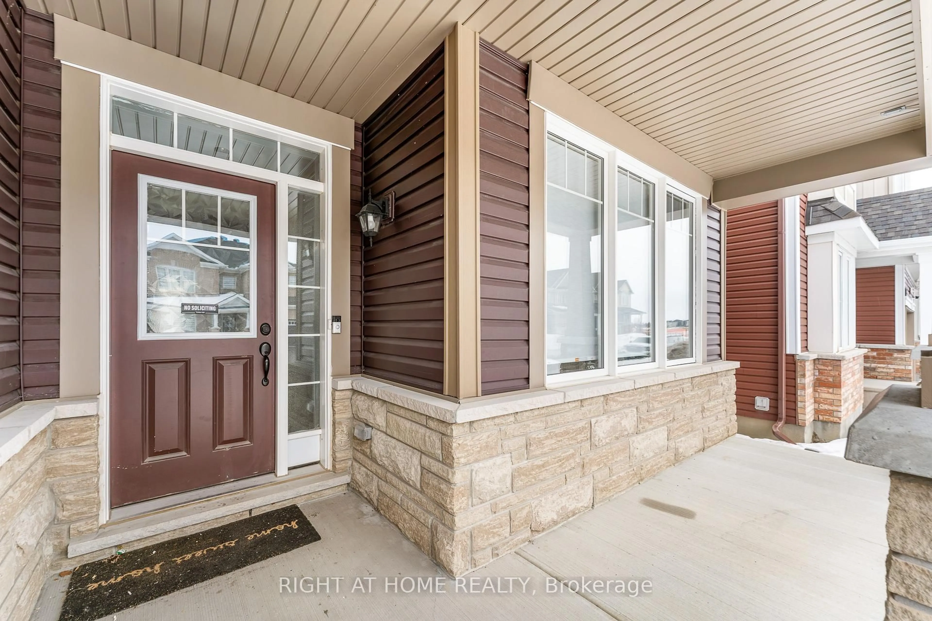 Indoor entryway for 354 Sweetclover Way, Ottawa Ontario K4A 1E7