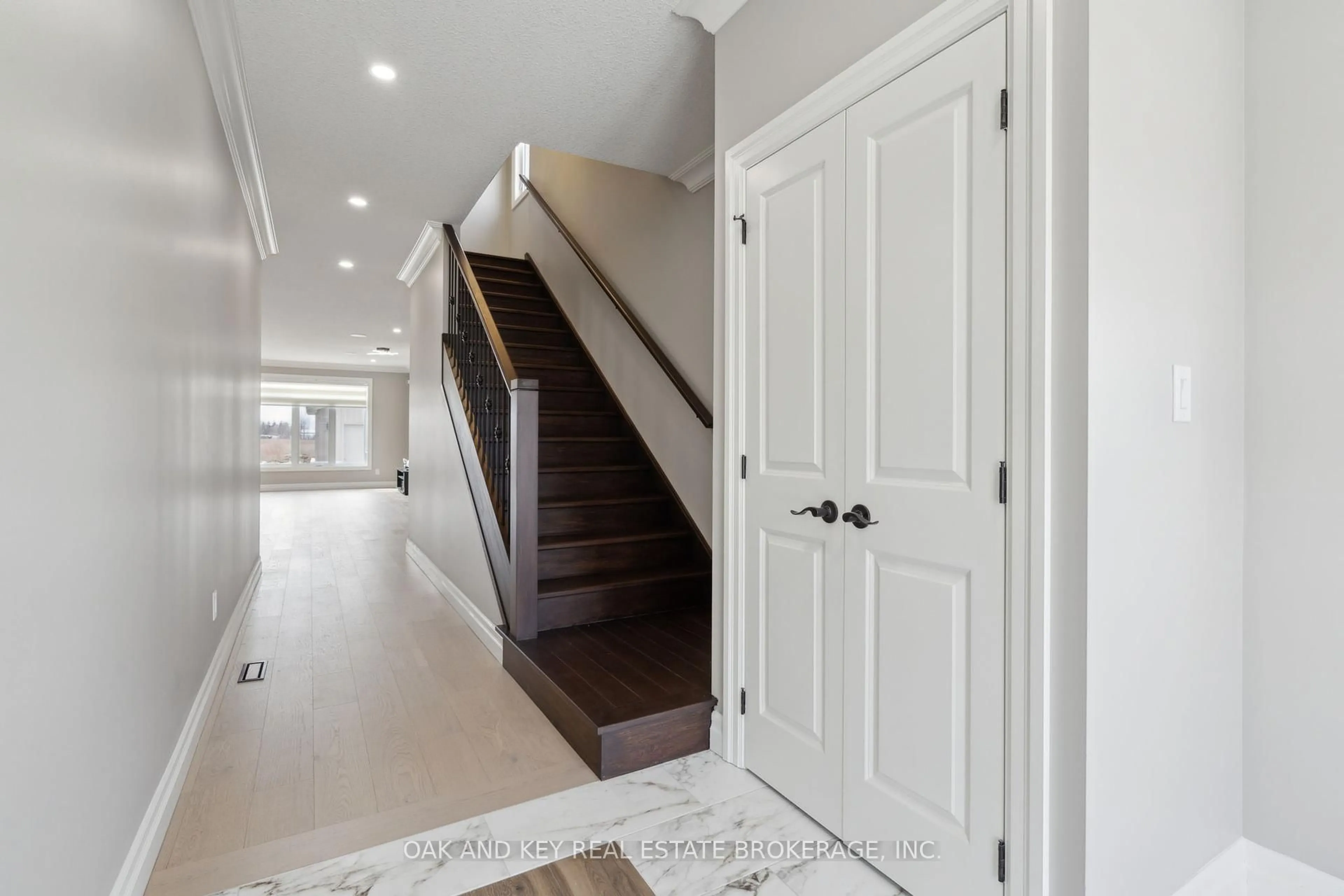 Indoor entryway for 3833 Campbell St, London South Ontario N6P 0J7