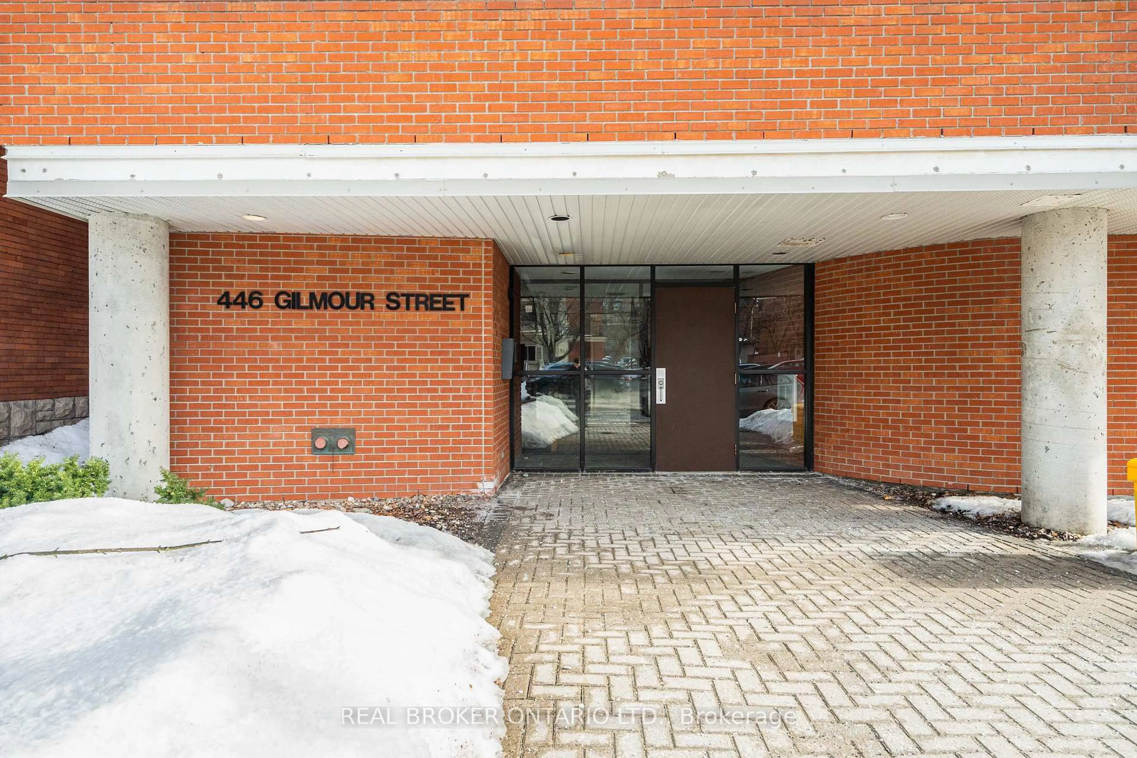 Indoor foyer for 446 Gilmour St #202, Ottawa Ontario K2P 0R8