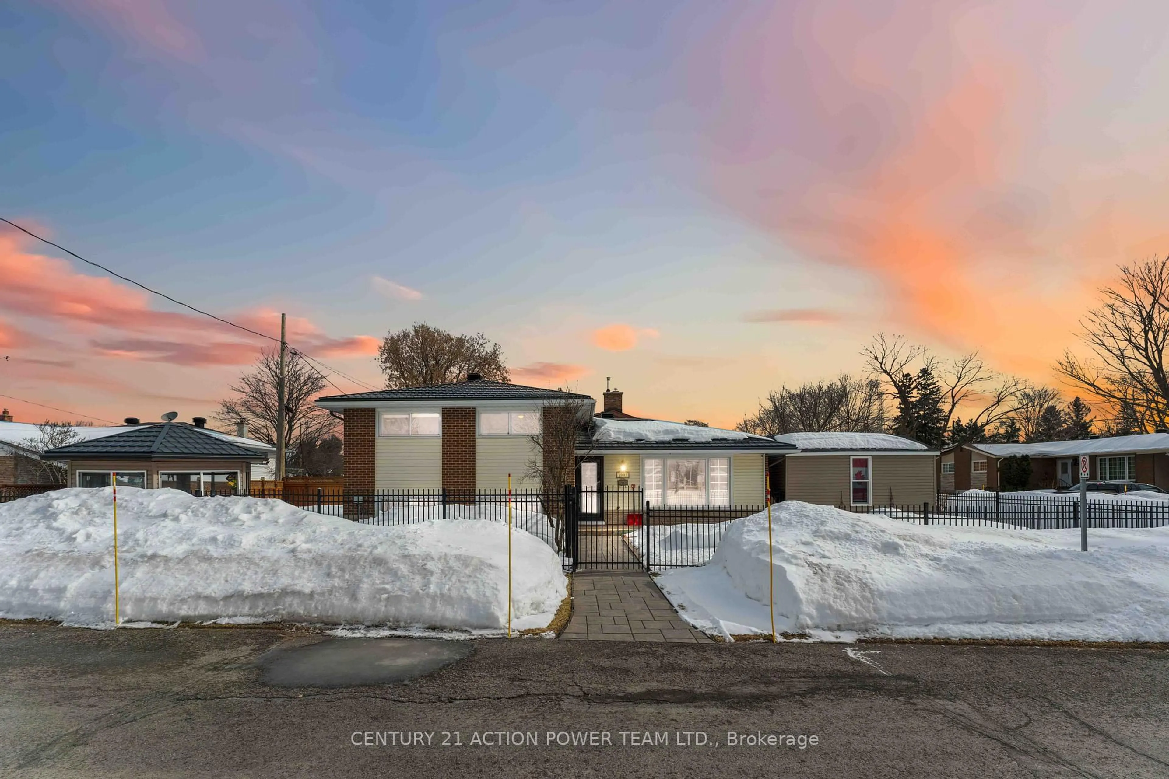 A pic from outside/outdoor area/front of a property/back of a property/a pic from drone, building for 1997 Cochrane St, Ottawa Ontario K1V 7R5