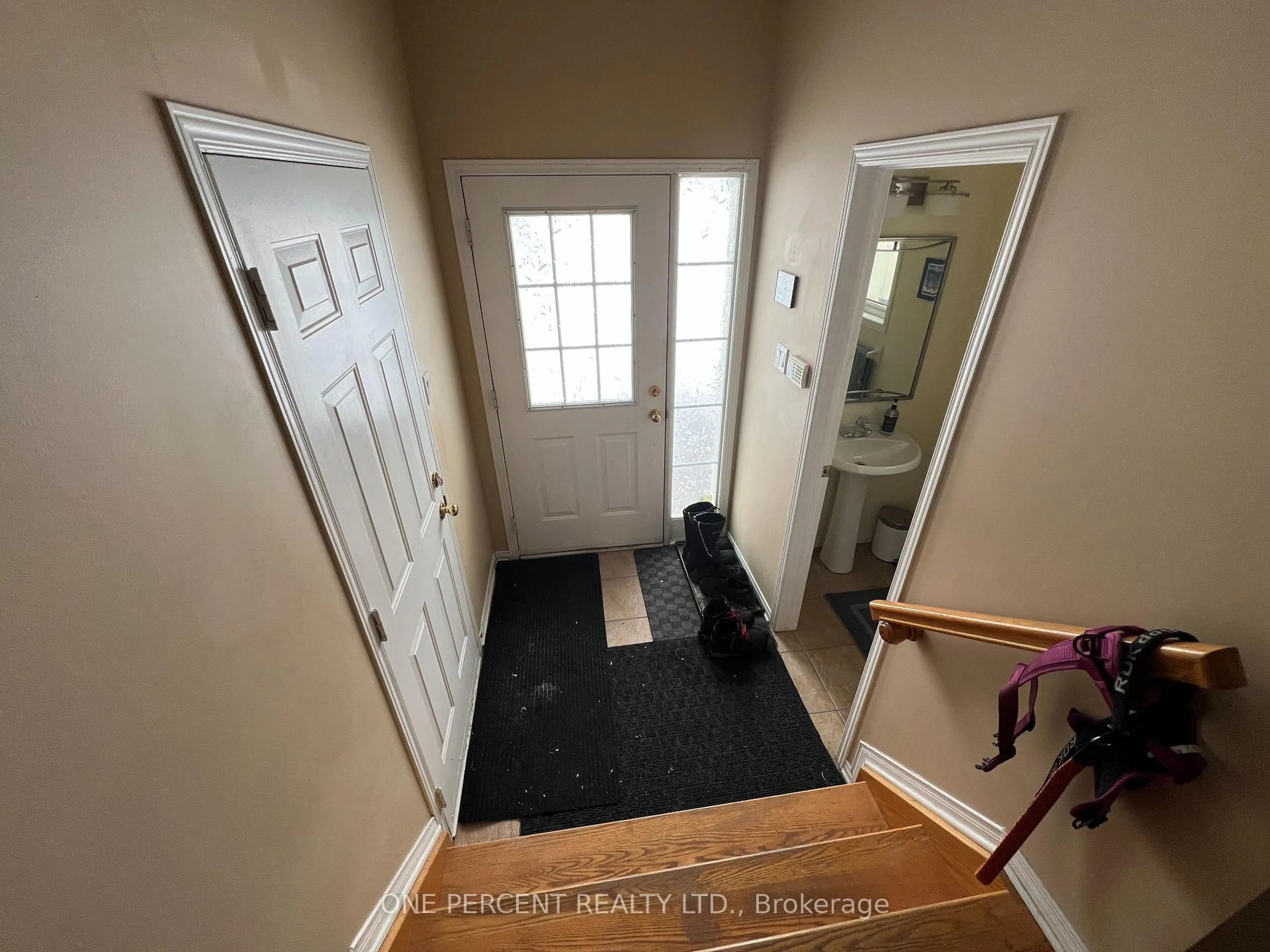 Indoor entryway for 194 Glynn Ave, Ottawa Ontario K1K 4Y3